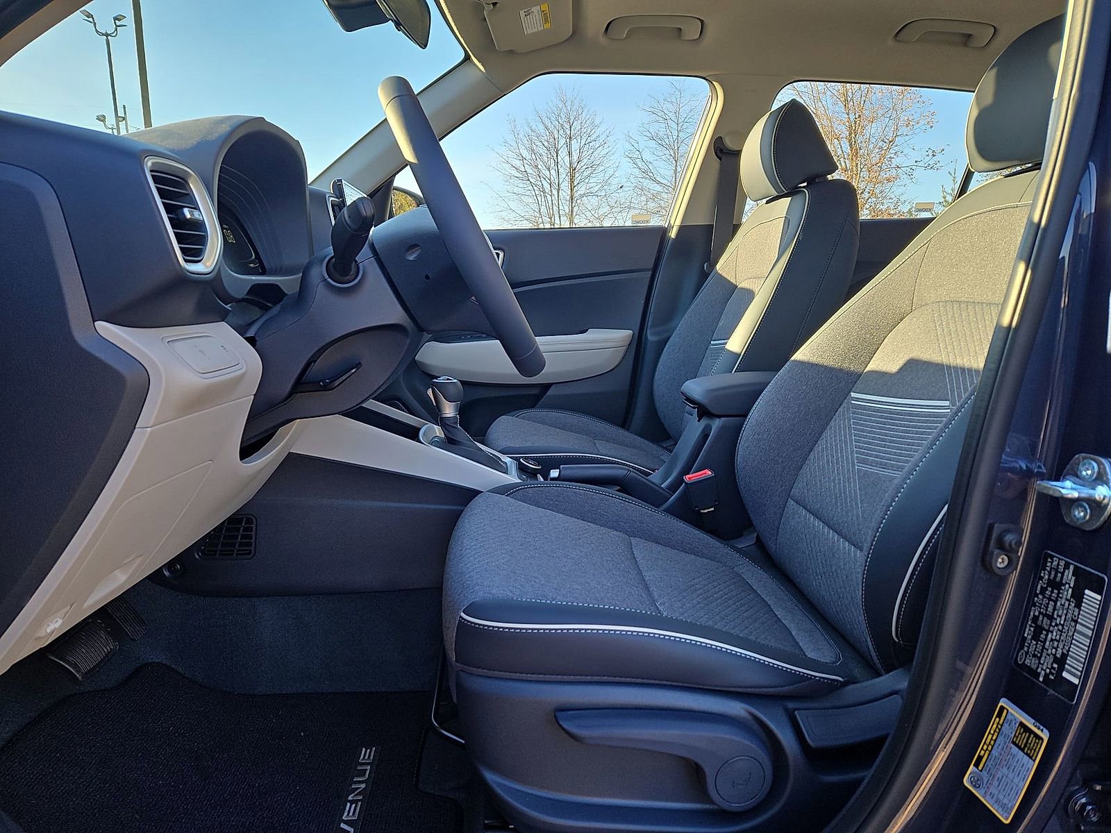 Certified 2025 Hyundai Venue Limited FWD image 17