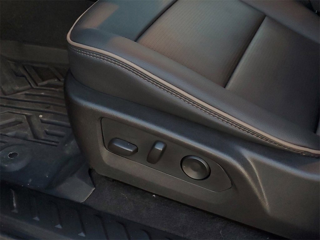 Used 2025 GMC Canyon Denali image 10