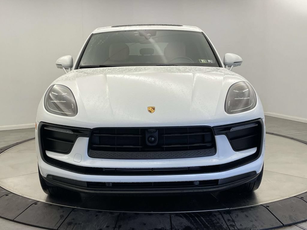 Certified 2025 Porsche Macan AWD/4WD image 10