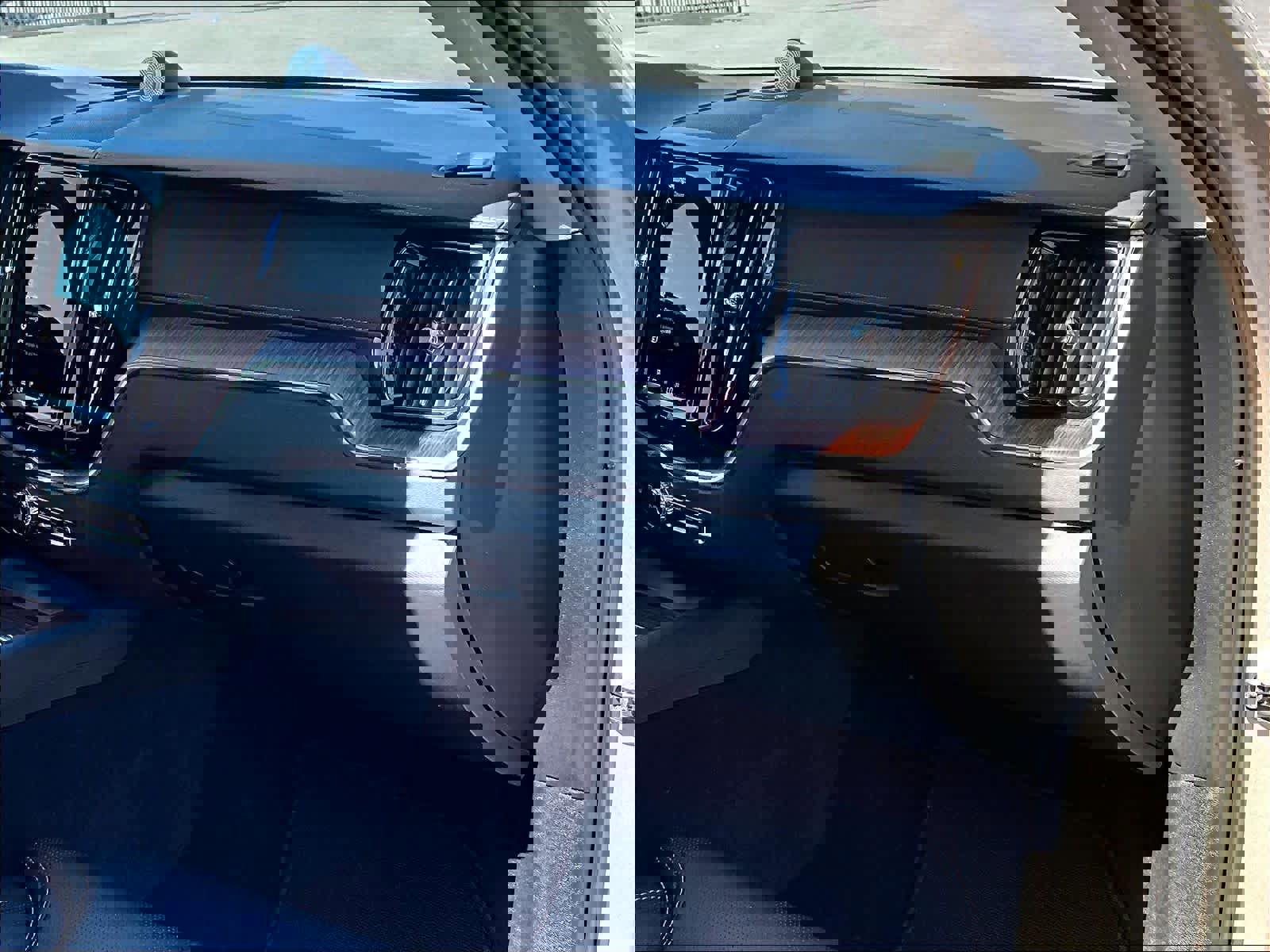 Used 2023 Volvo XC60 T8 Ultimate image 19