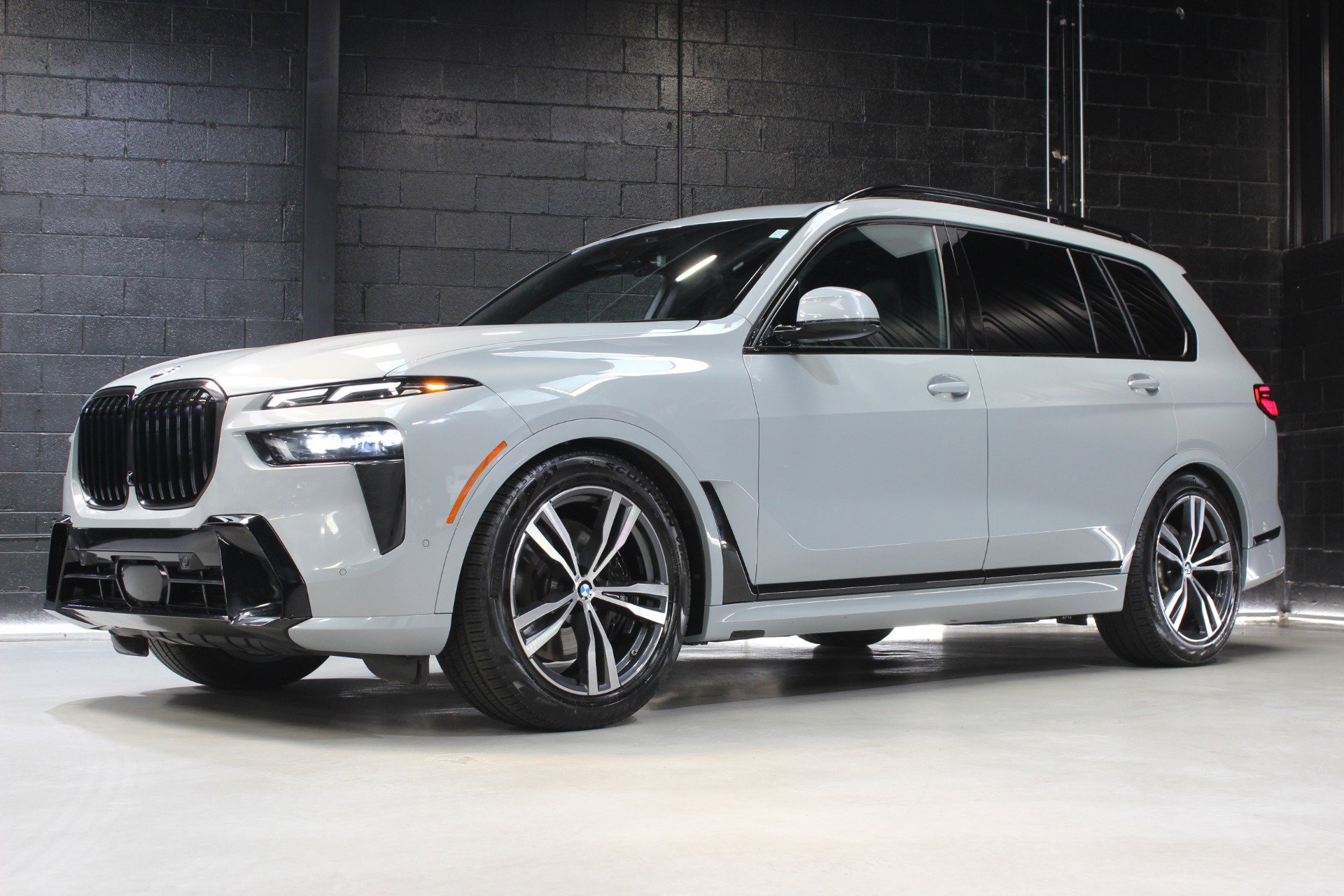 Used 2024 BMW X7 xDrive40i w/ M Sport Package image 4