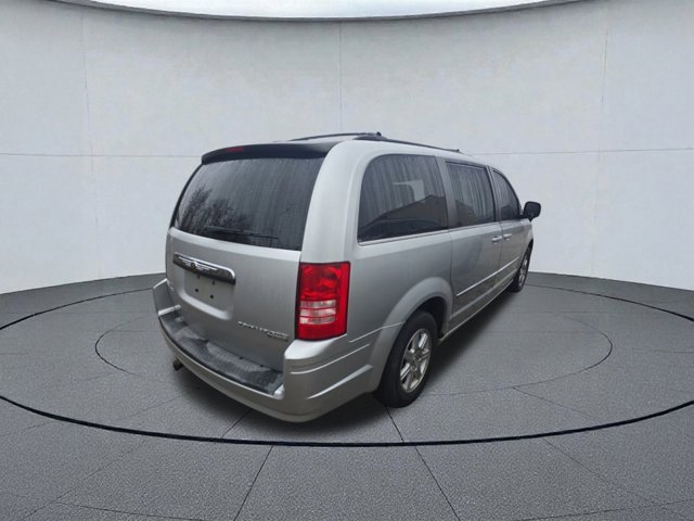Used 2010 Chrysler Town & Country Touring image 4