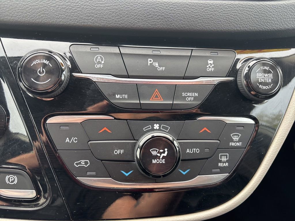 Used 2018 Chrysler Pacifica Touring-L FWD image 26