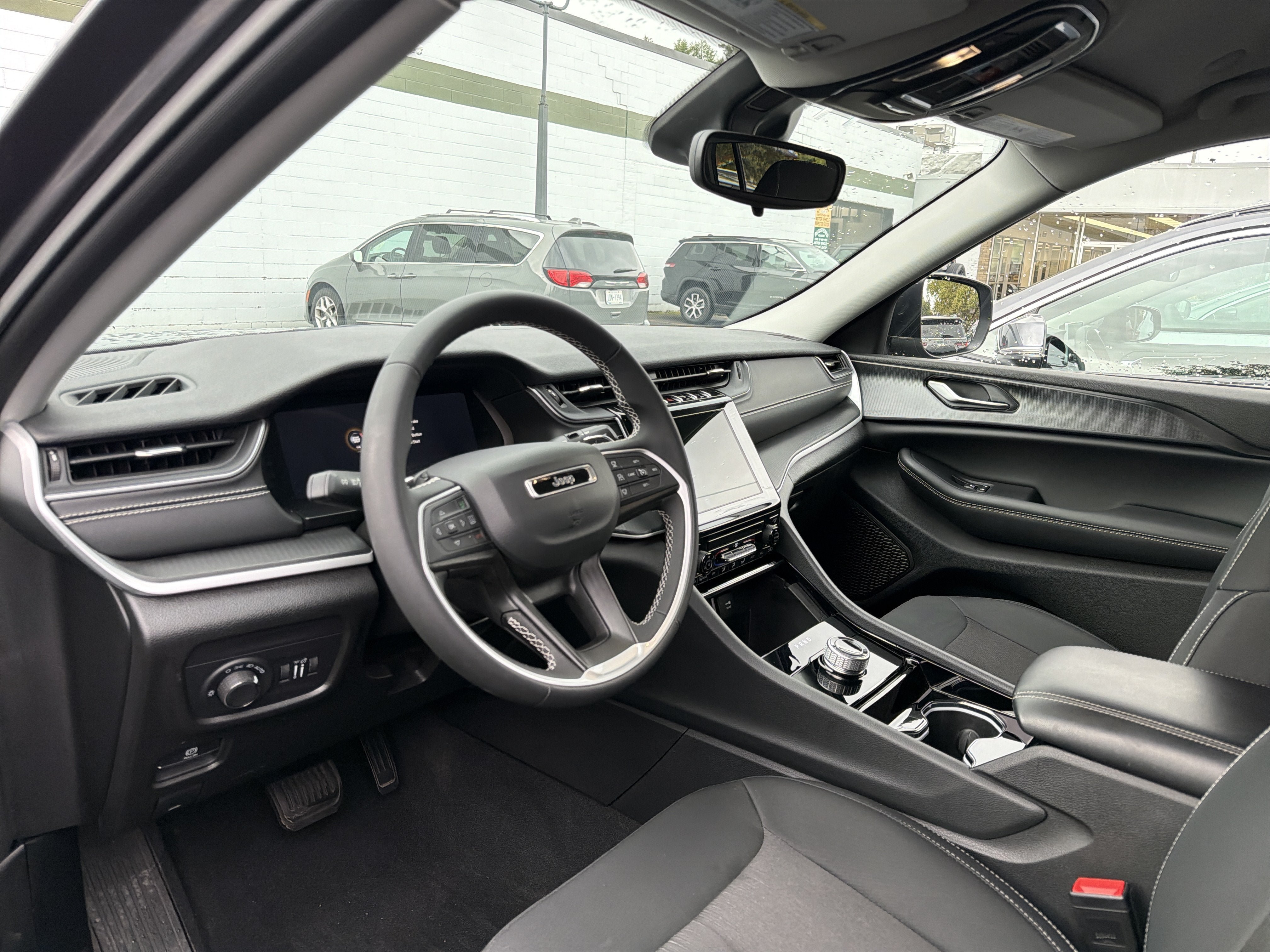 Used 2023 Jeep Grand Cherokee Laredo AWD/4WD image 9