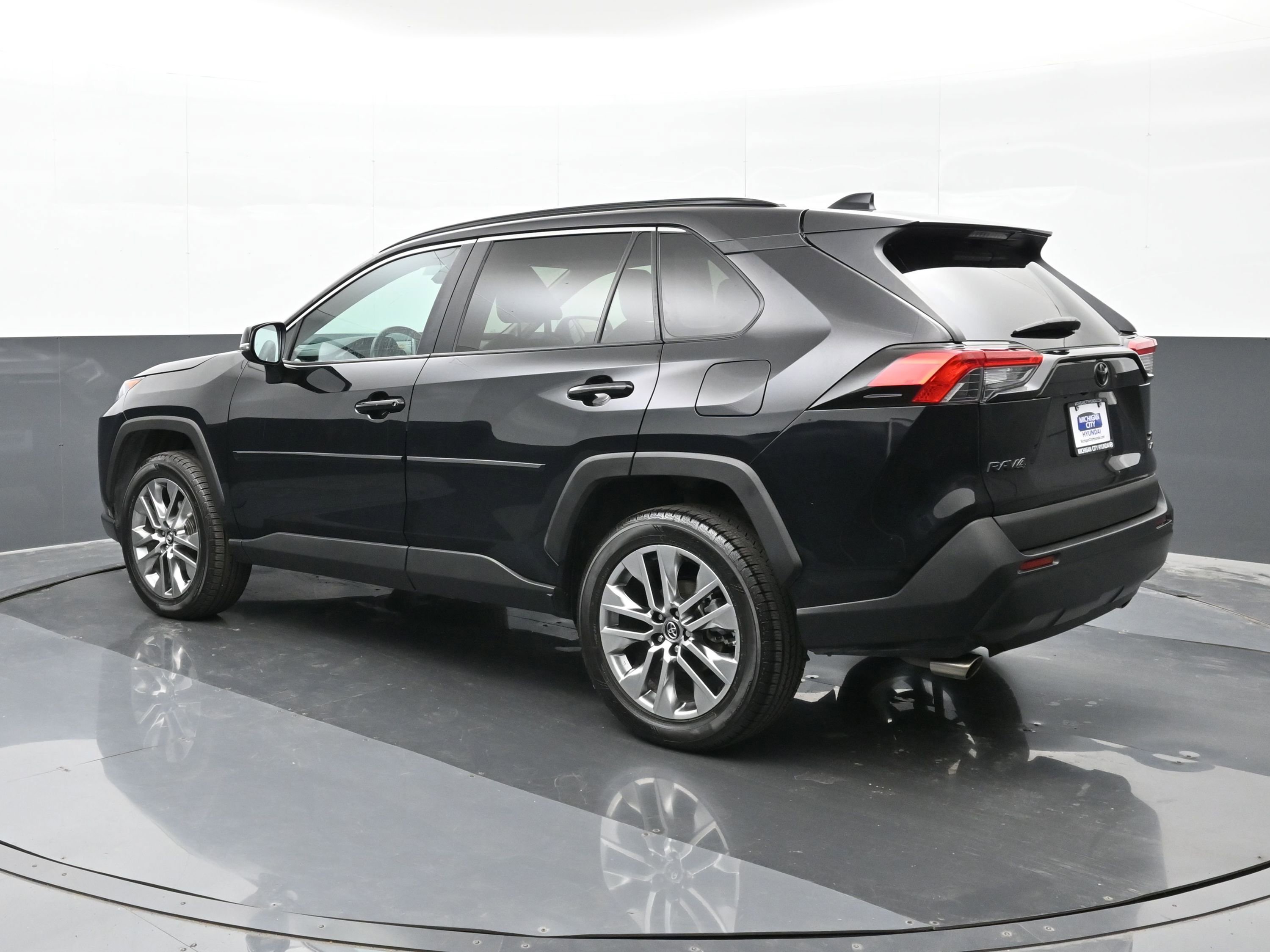 Used 2019 Toyota RAV4 XLE Premium image 6