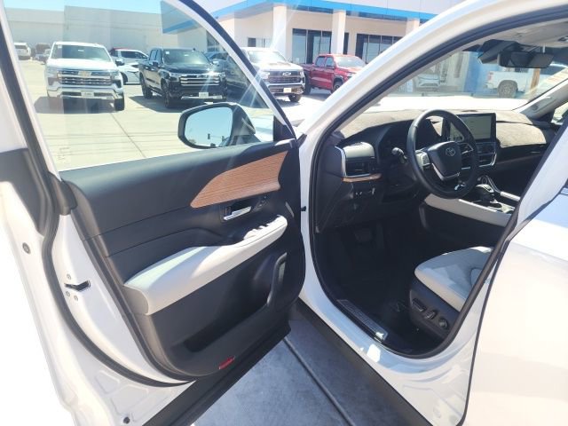 Used 2025 Toyota Grand Highlander FWD image 19