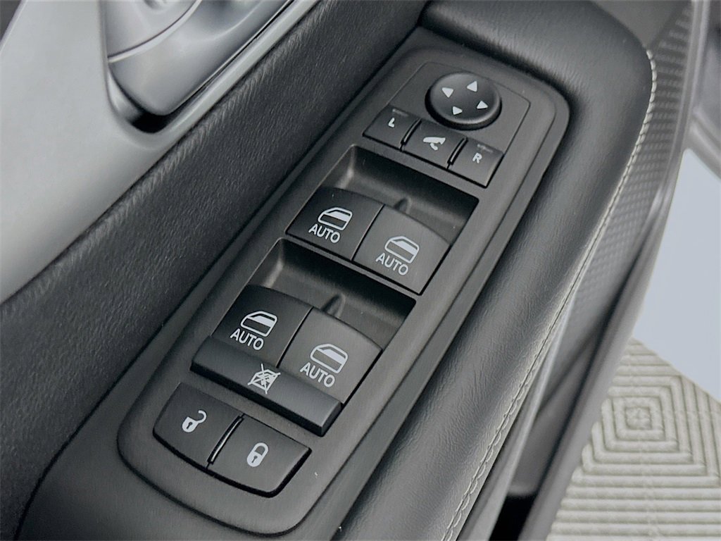 Used 2025 Chrysler Pacifica Limited image 23