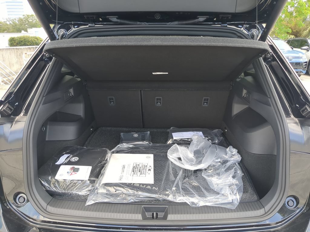New 2026 Volkswagen Tiguan SEL R-Line AWD/4WD image 8