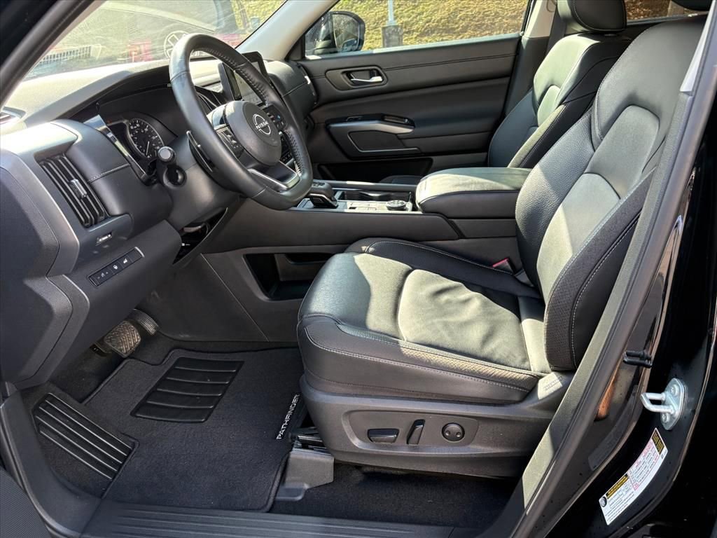 Certified 2025 Nissan Pathfinder SL image 18
