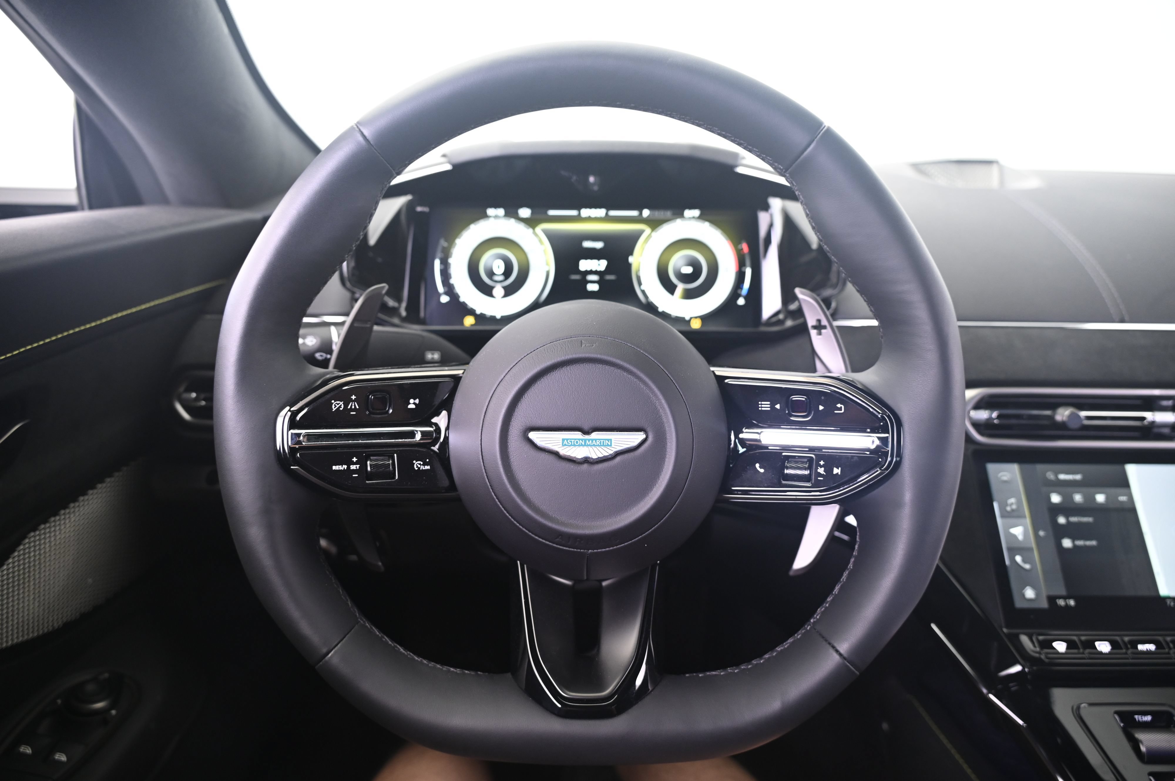 Used 2026 Aston Martin V8 Vantage Coupe RWD image 33