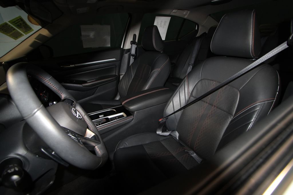 Used 2024 Nissan Altima 2.5 SR w/ SR Premium Package image 4