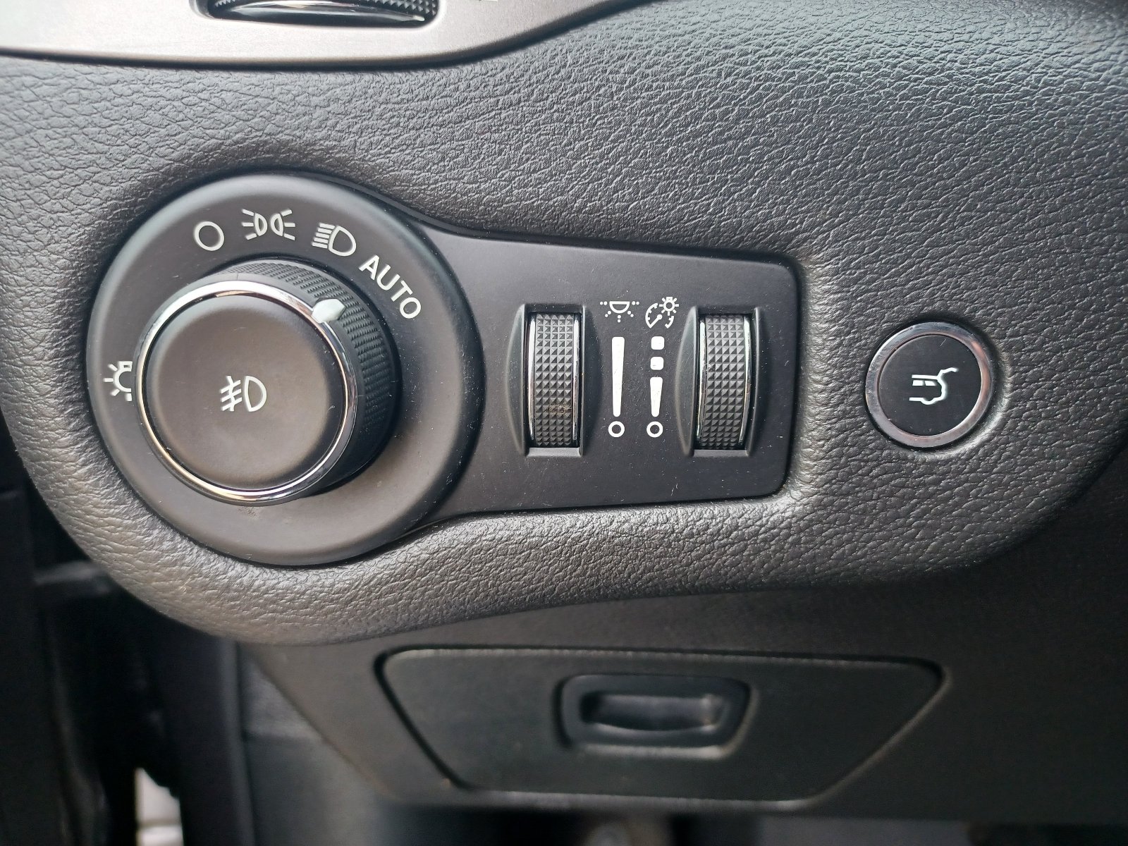 Used 2019 Jeep Cherokee Overland w/ Technology Group AWD/4WD image 18
