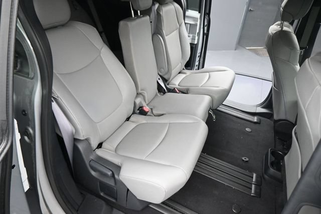 Used 2025 Toyota Sienna XLE FWD image 15