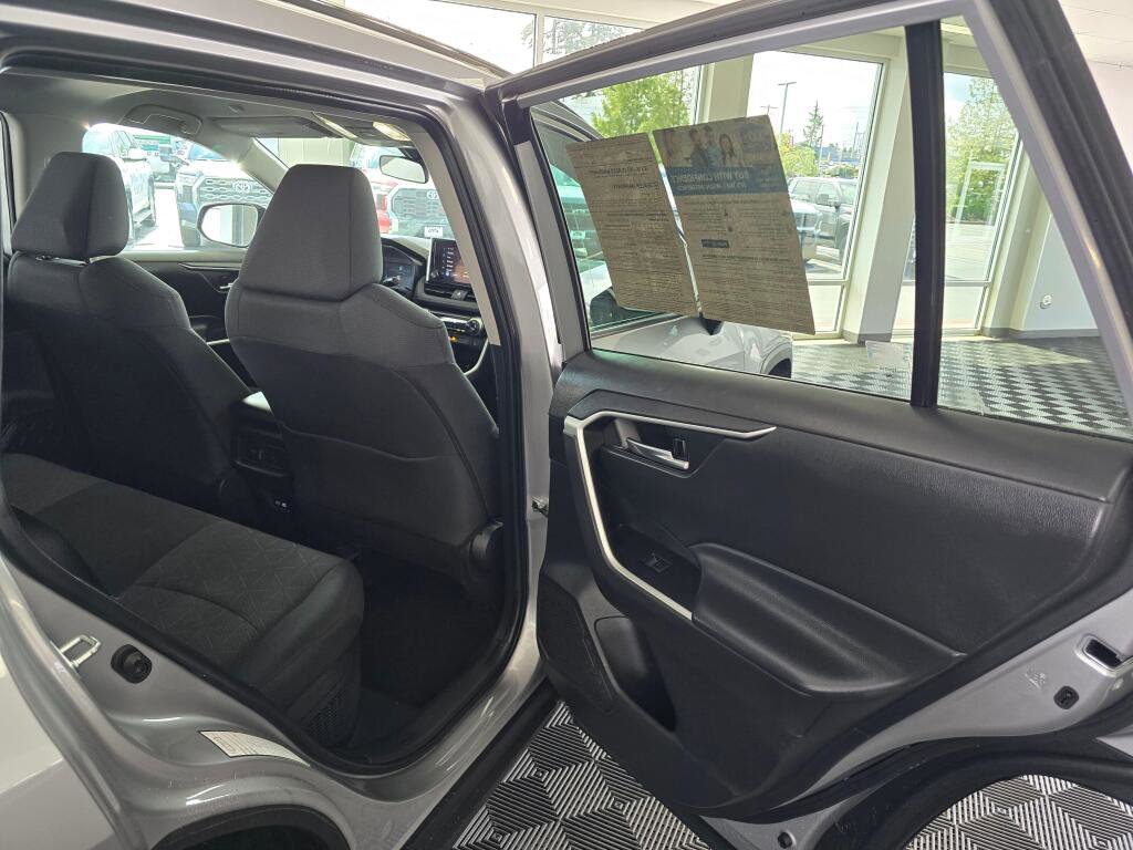 Used 2024 Toyota RAV4 XLE AWD/4WD image 38