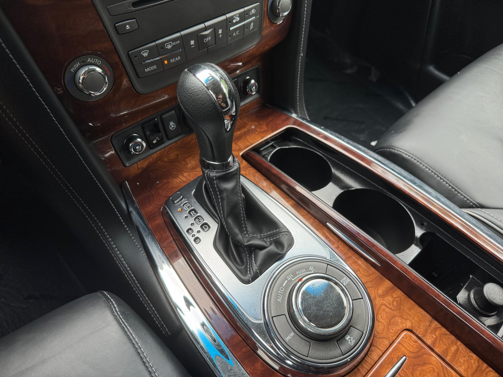 Used 2016 INFINITI QX80 4WD w/ Deluxe Technology Package image 27