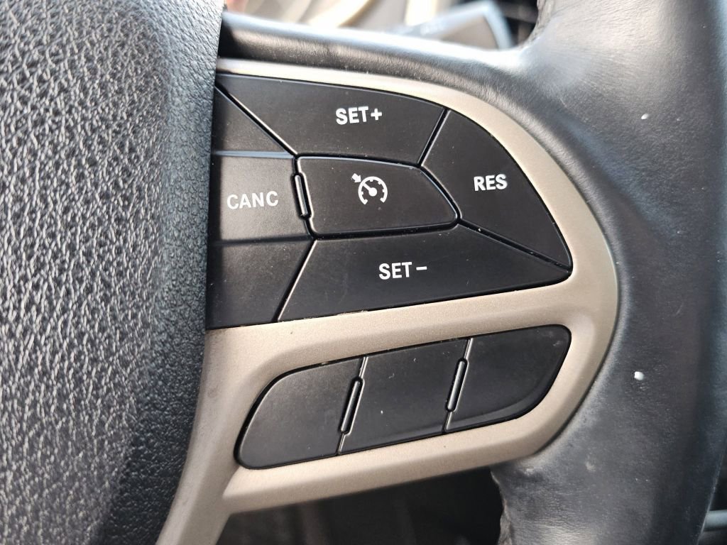 Used 2017 Jeep Cherokee Latitude w/ Comfort/Convenience Group AWD/4WD image 11