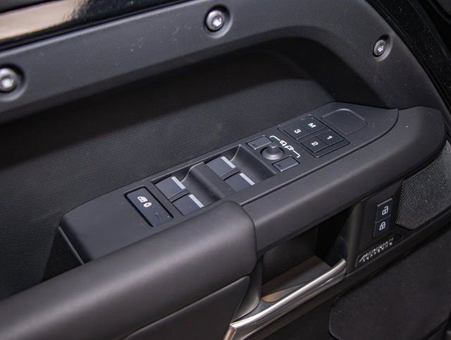 Used 2025 Land Rover Defender 130 X-Dynamic SE image 14