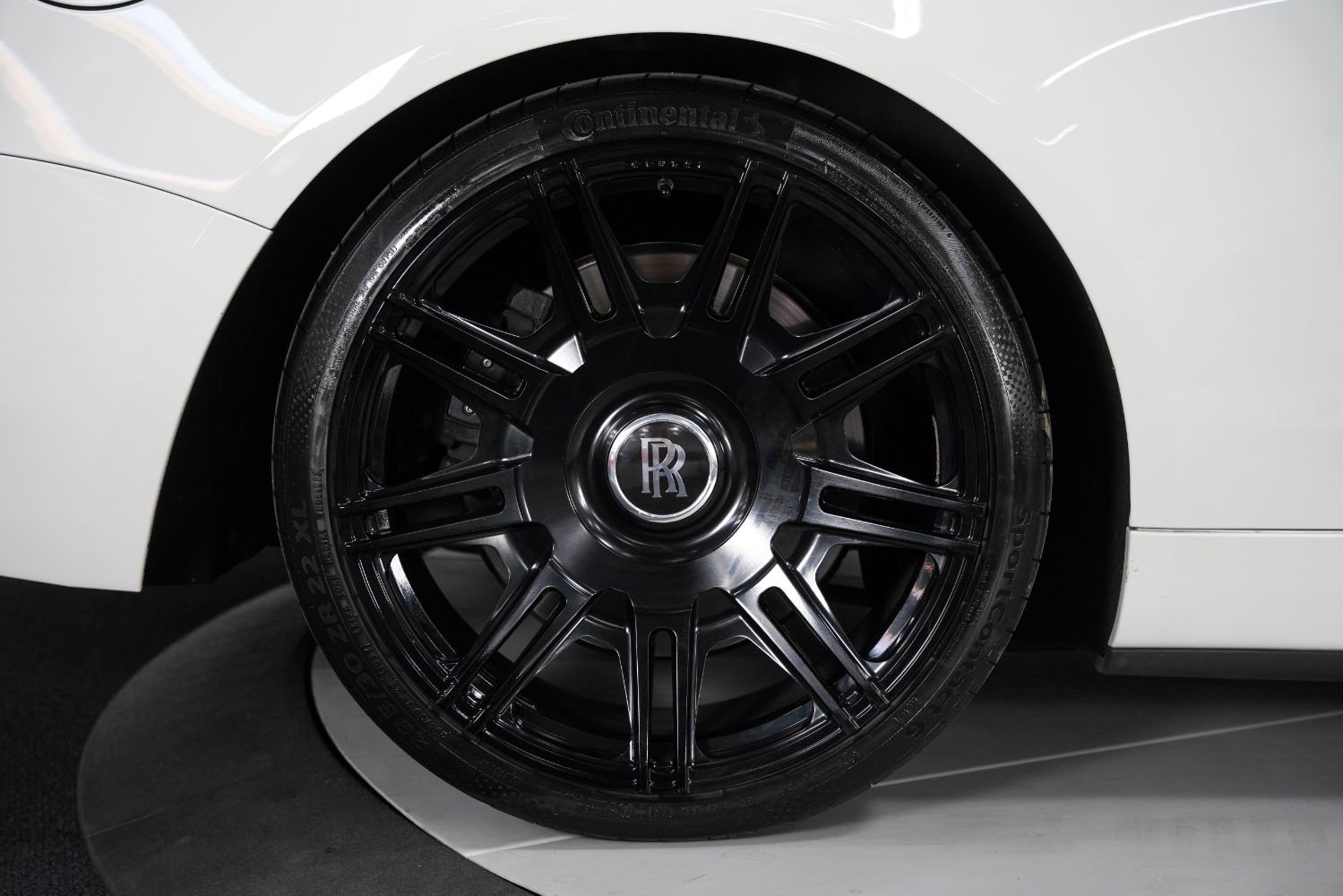 Used 2017 Rolls-Royce Dawn image 23
