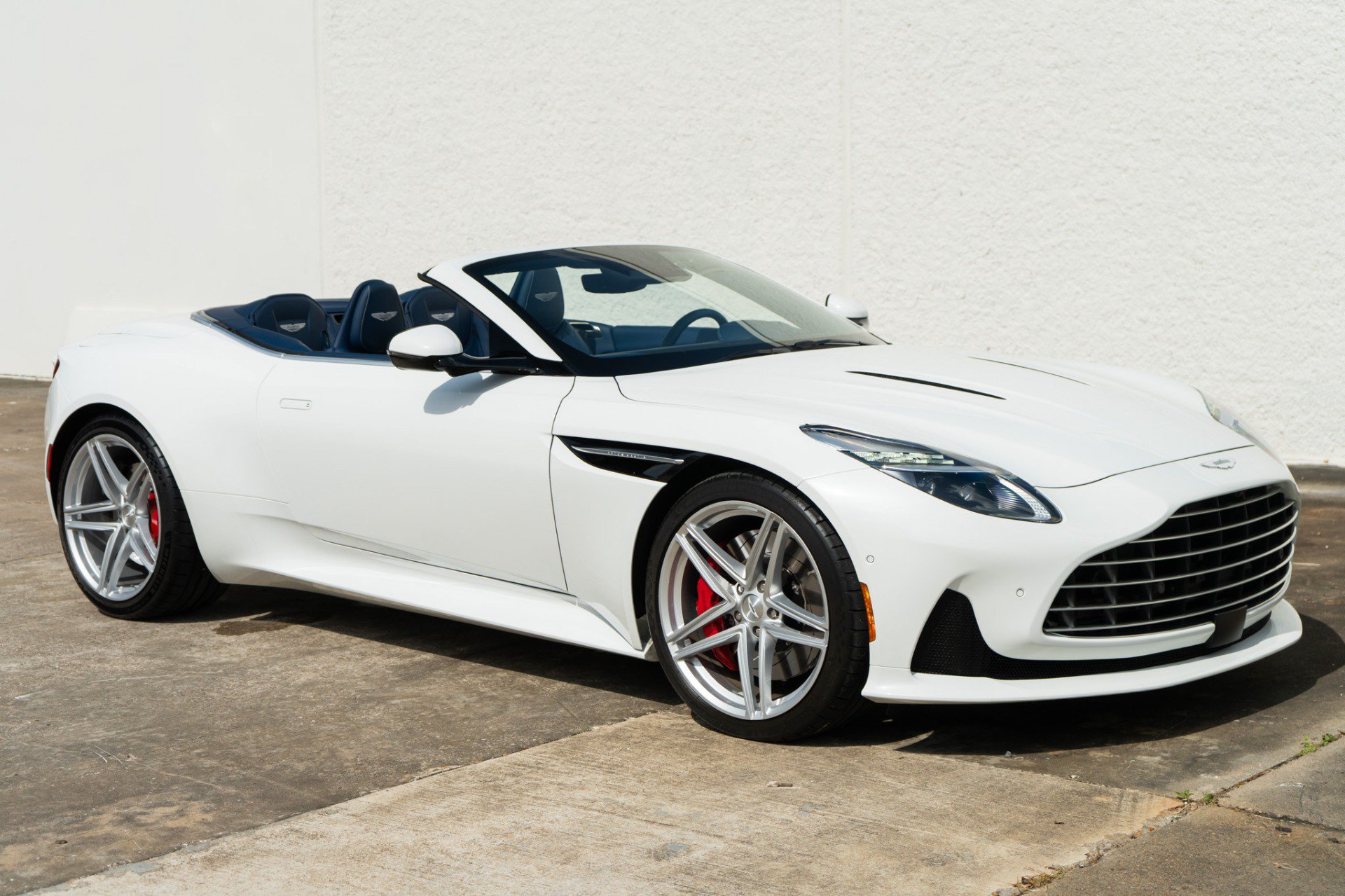 Used 2025 Aston Martin DB12 Convertible RWD image 13