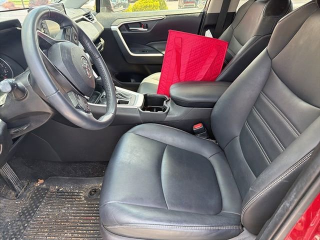 Used 2022 Toyota RAV4 XLE Premium AWD/4WD image 5
