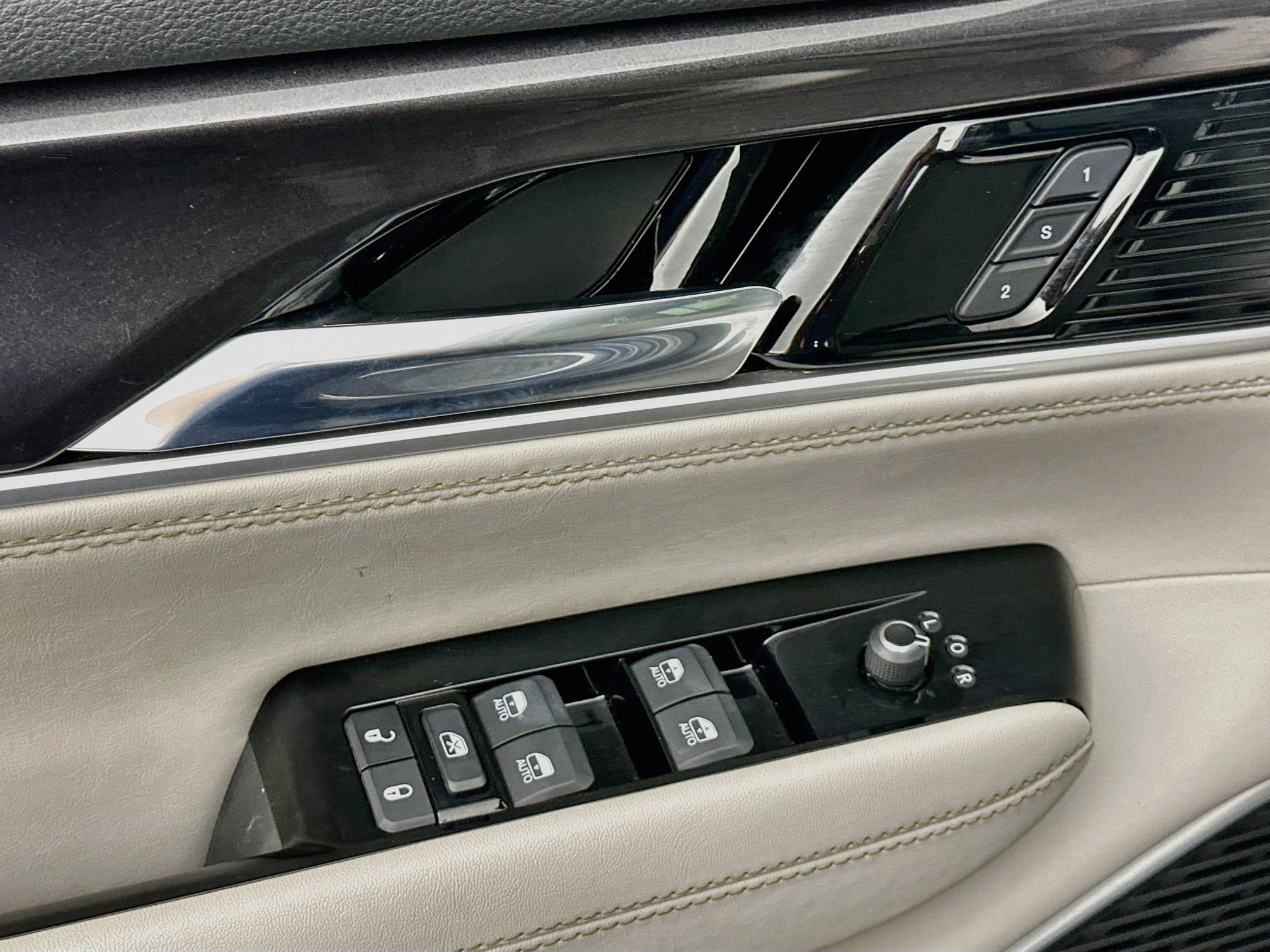 Used 2023 Jeep Wagoneer 4WD image 15
