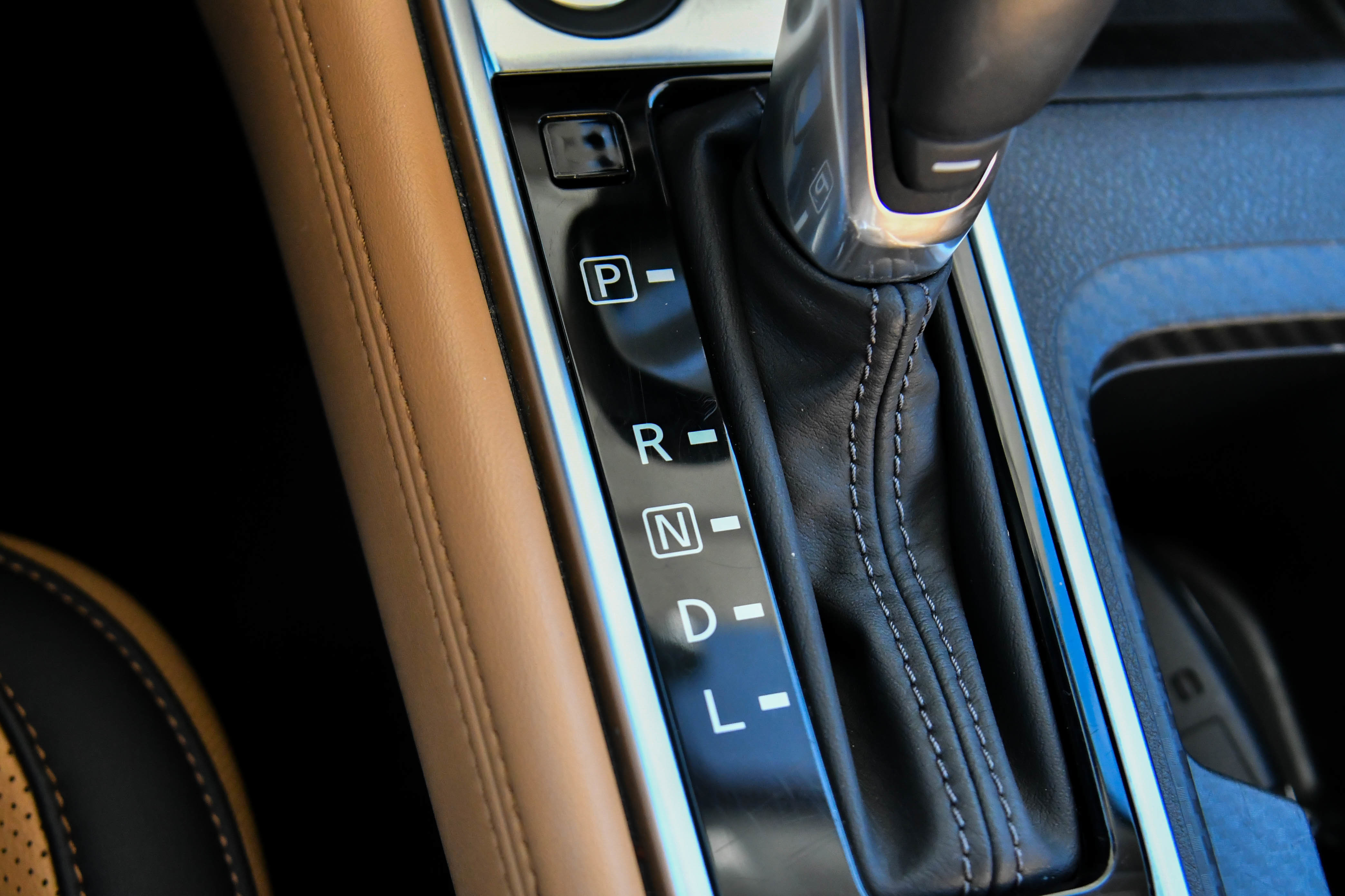 Used 2025 Nissan Sentra SV w/ SV Premium Package FWD image 29