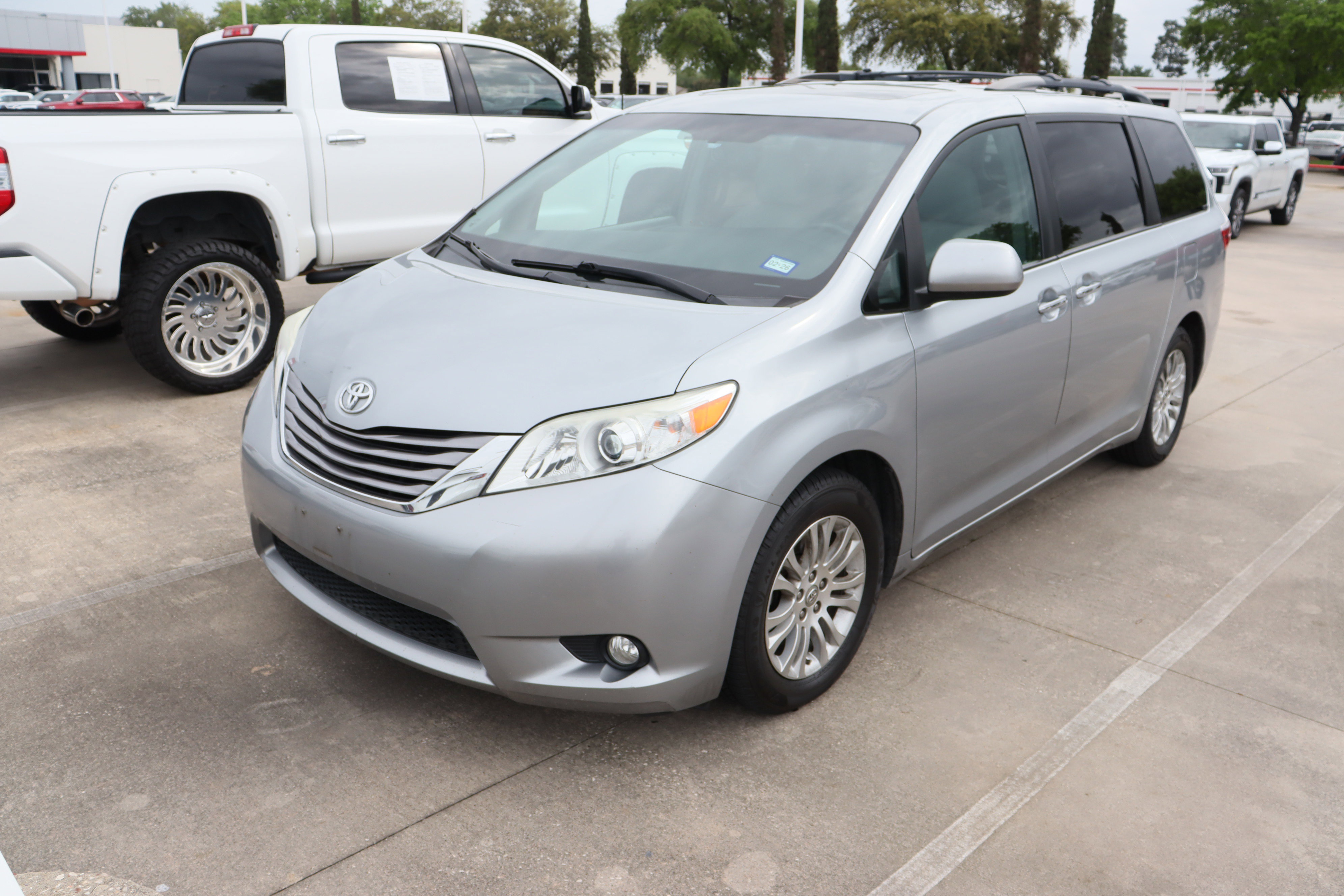 Used 2017 Toyota Sienna XLE w/ XLE Navigation Package image 5
