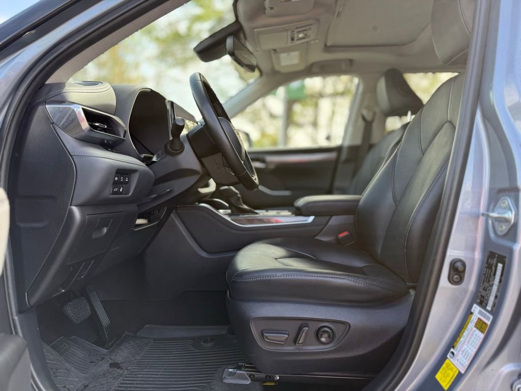 Used 2023 Toyota Highlander Limited image 12