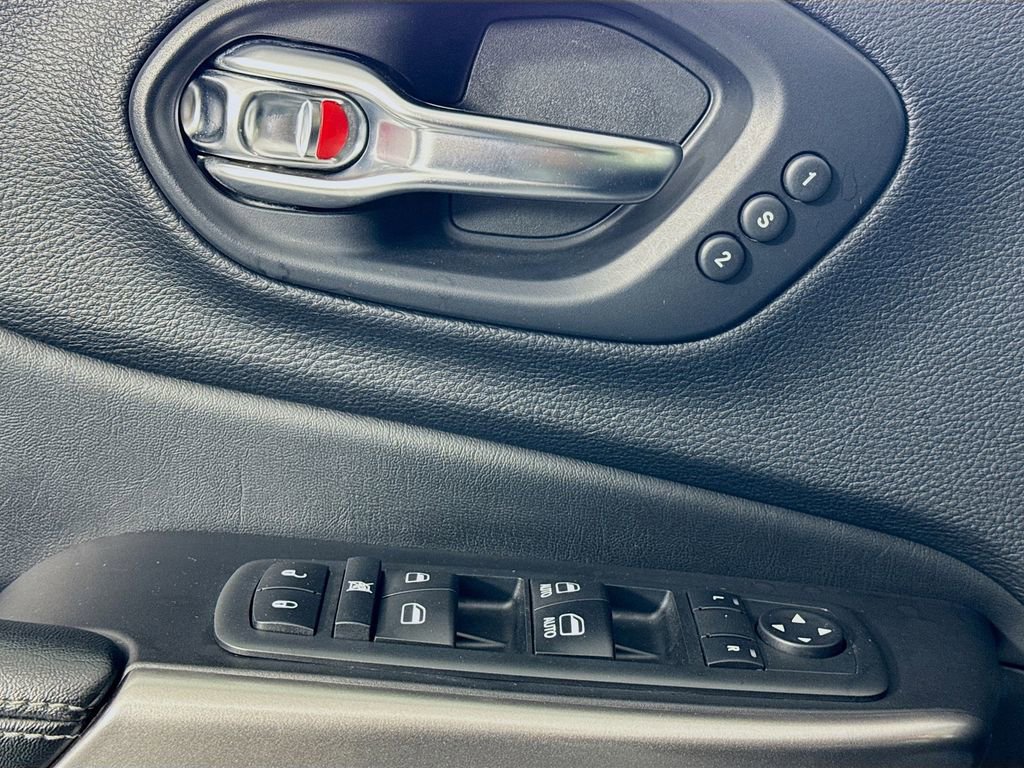 Used 2020 Jeep Cherokee Limited image 21