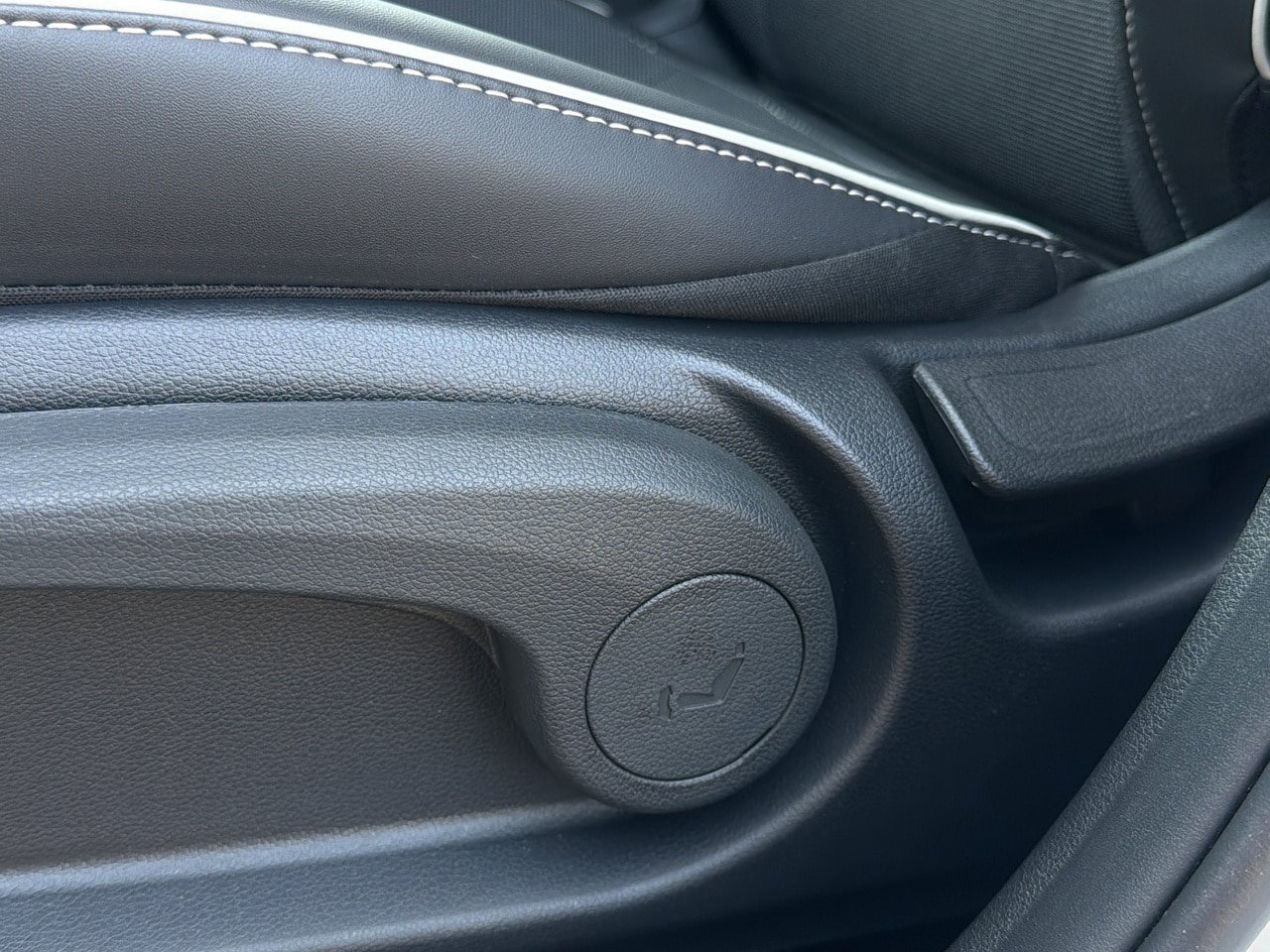 Certified 2024 Hyundai Venue Limited FWD image 17