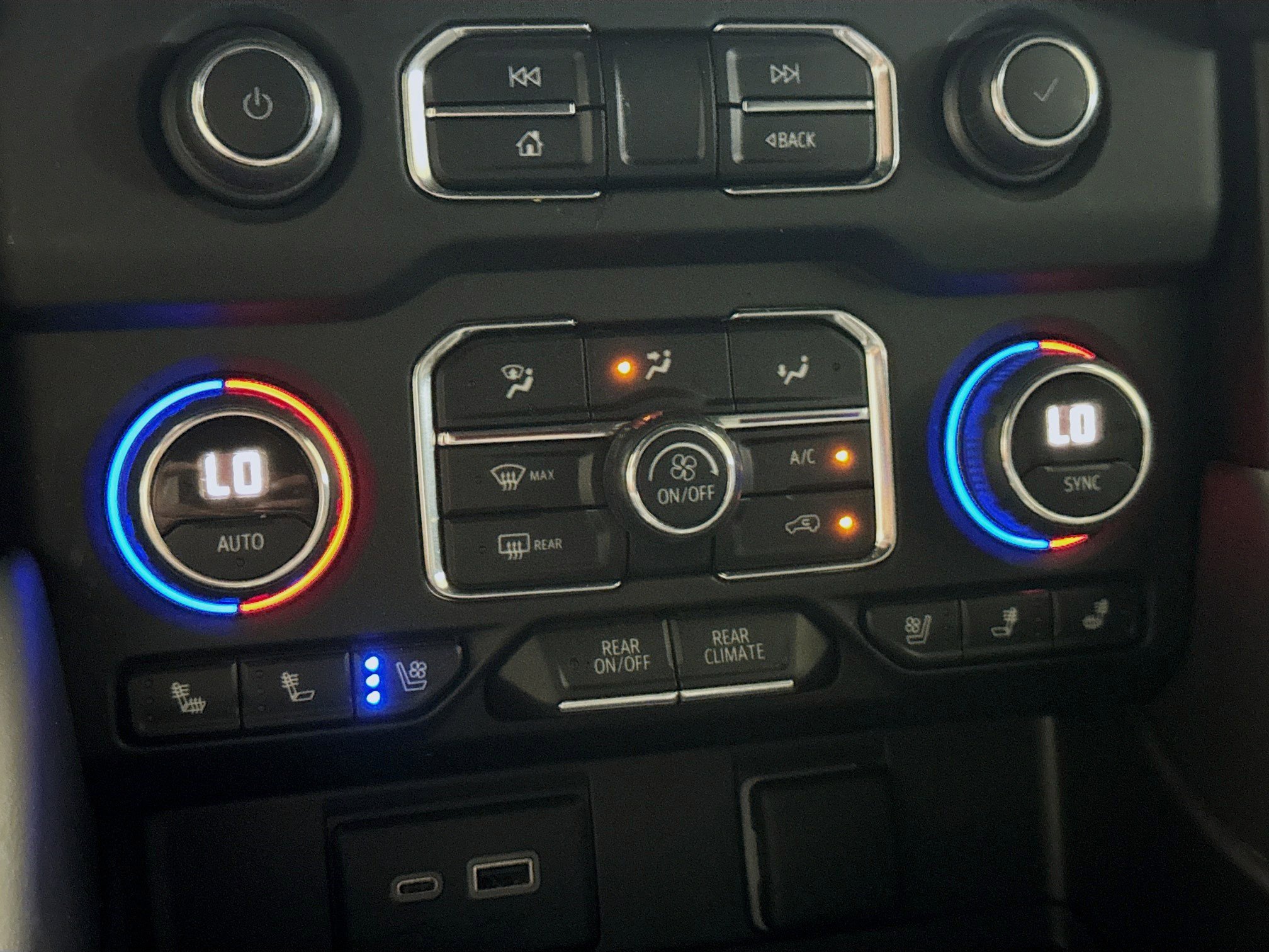 Used 2024 Chevrolet Suburban Premier image 10