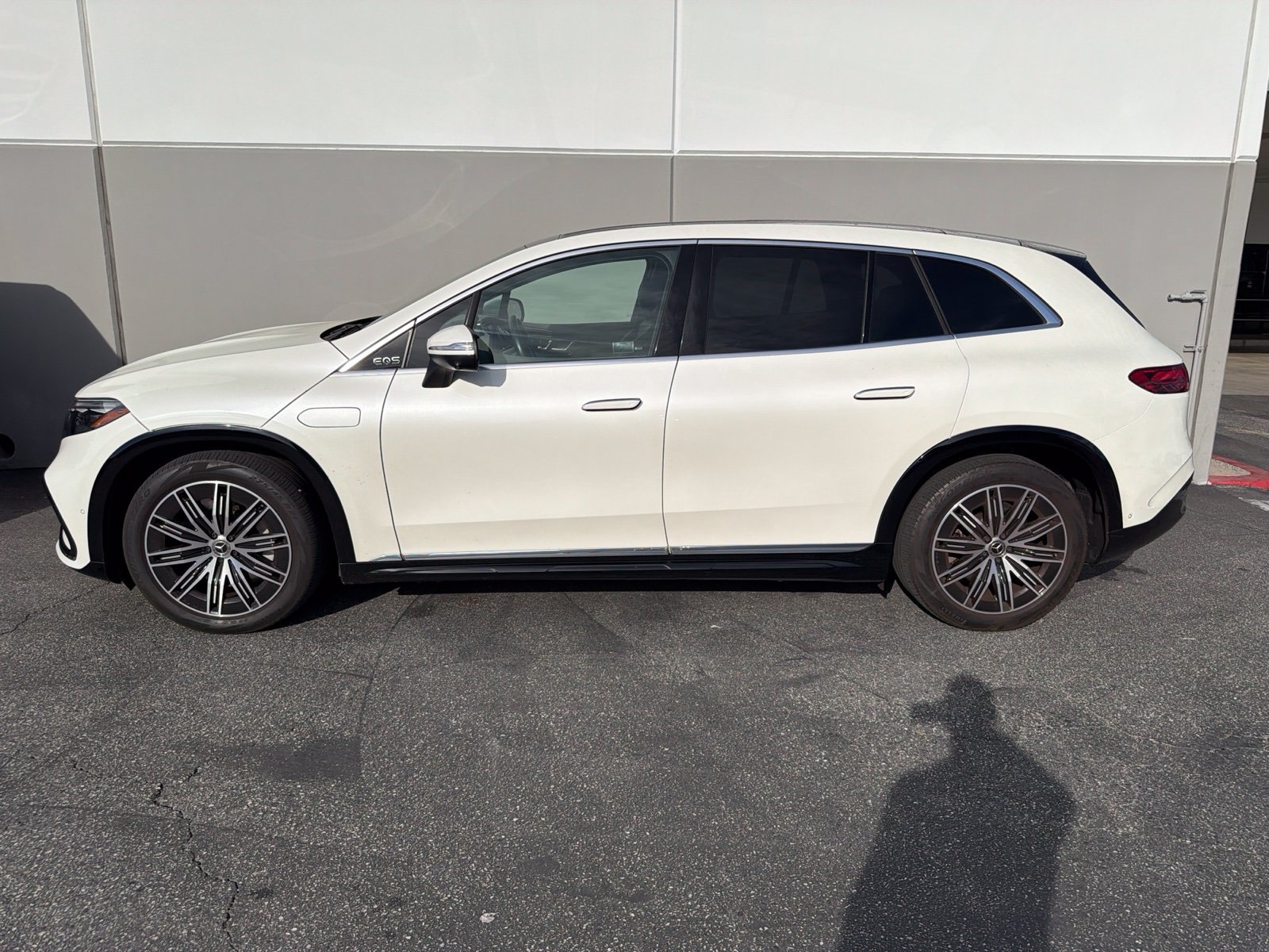 Used 2023 Mercedes-Benz EQS 580 4MATIC SUV image 2