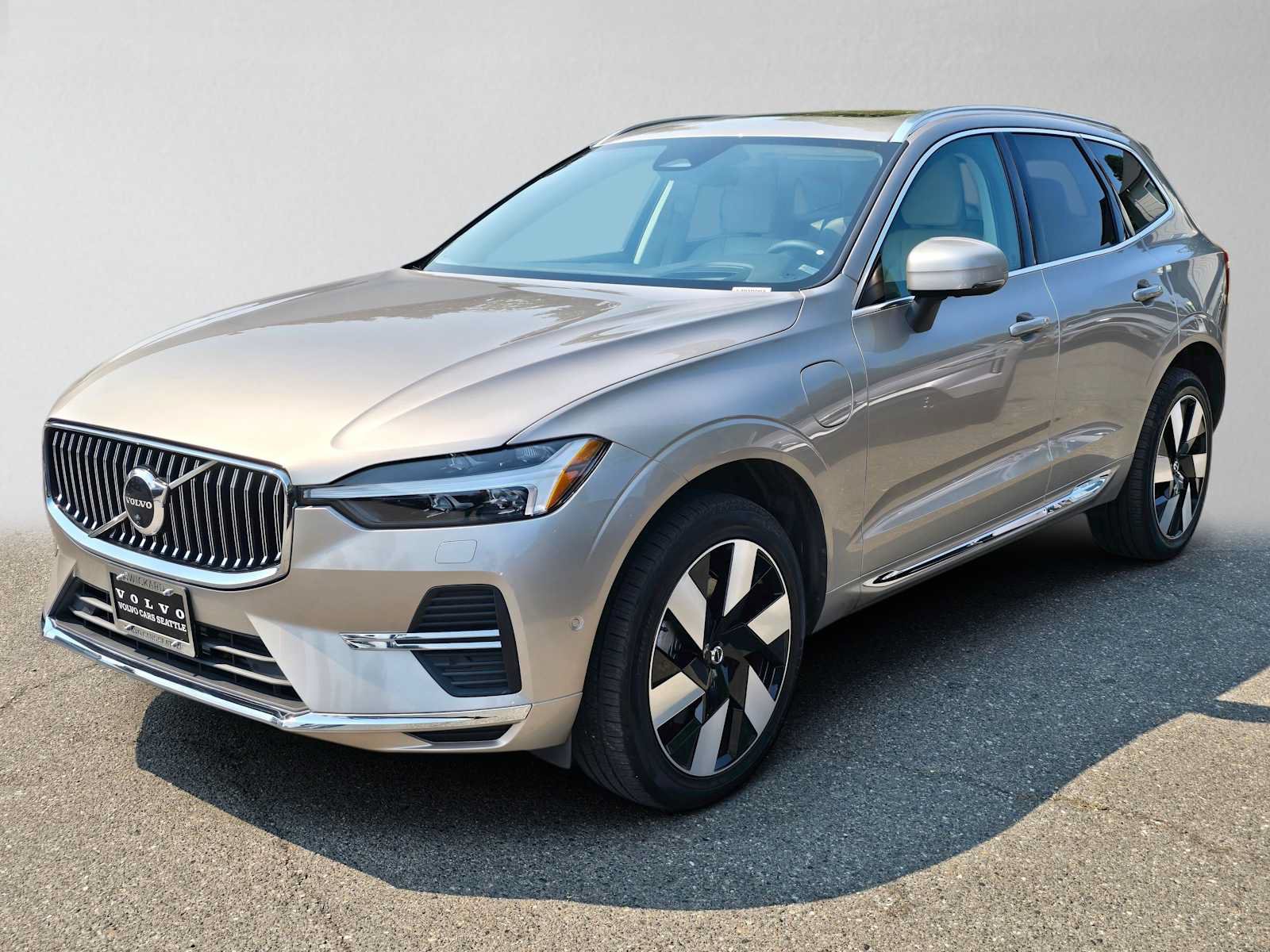 Used 2023 Volvo XC60 T8 Ultimate w/ Climate Package AWD/4WD image 7