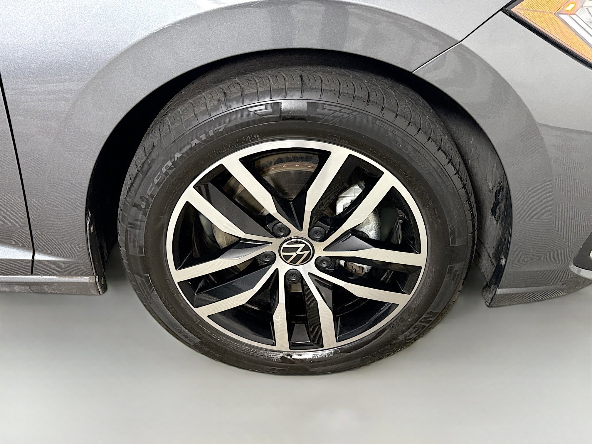 Used 2025 Volkswagen Jetta SE FWD image 32