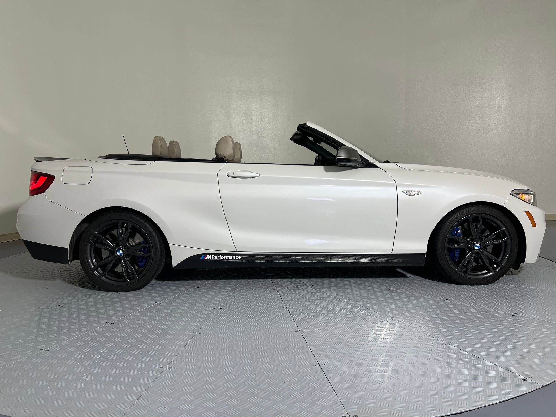 Used 2016 BMW M235i Convertible image 8