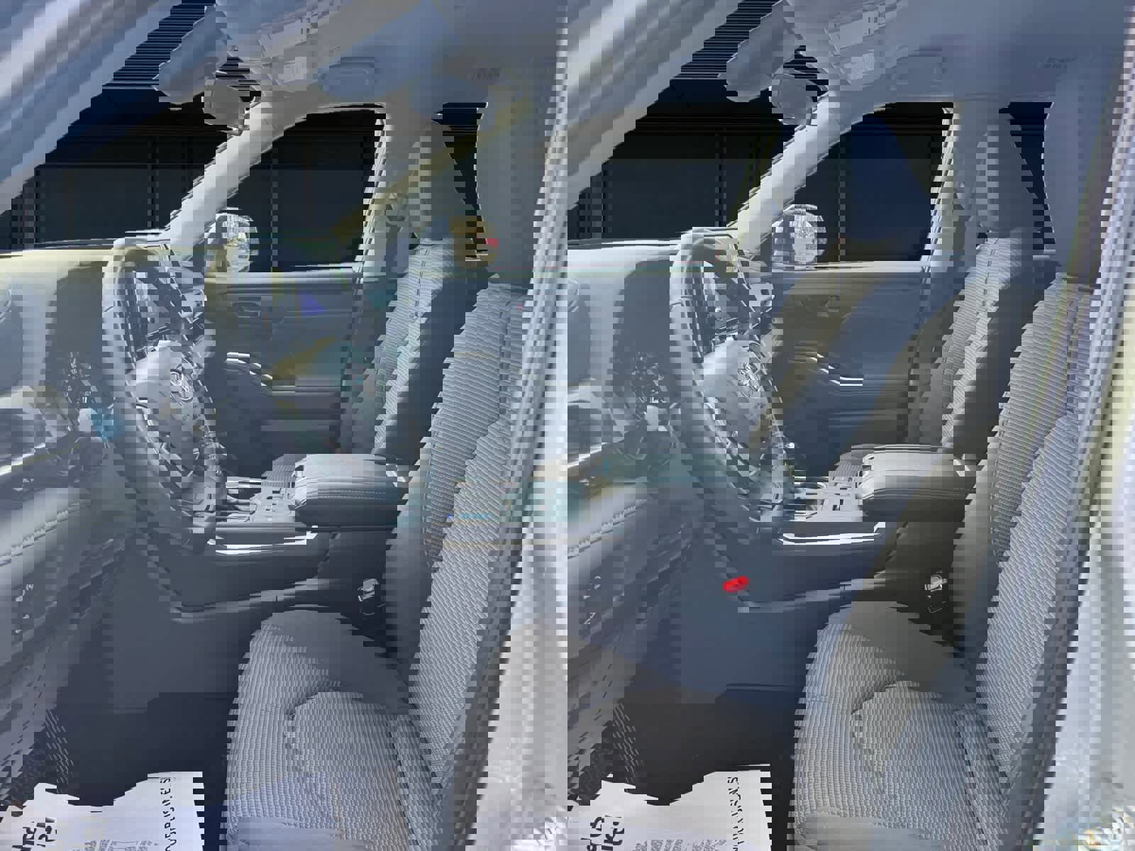 Used 2025 Toyota Highlander LE image 2