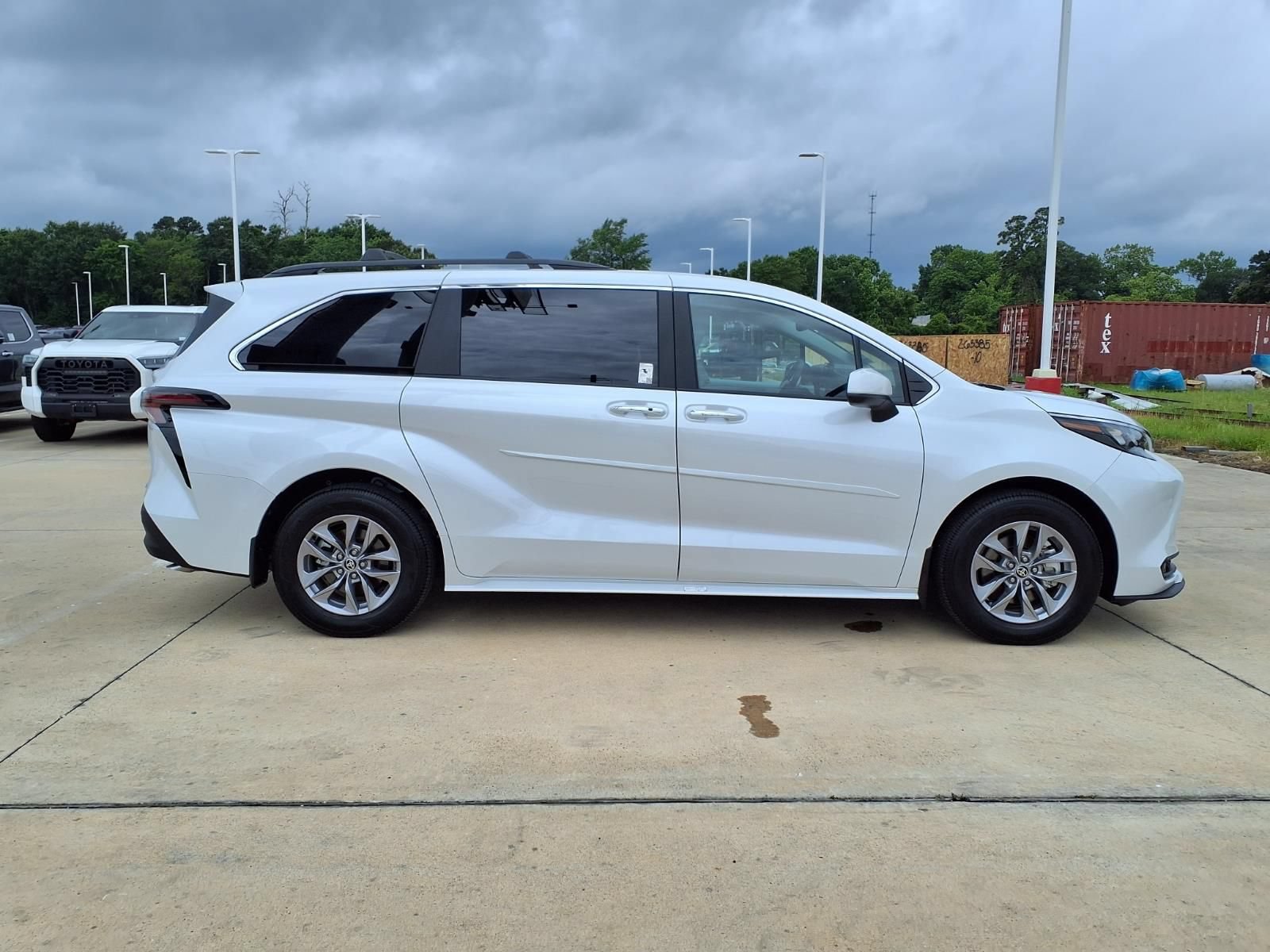 Certified 2026 Toyota Sienna XLE FWD image 5