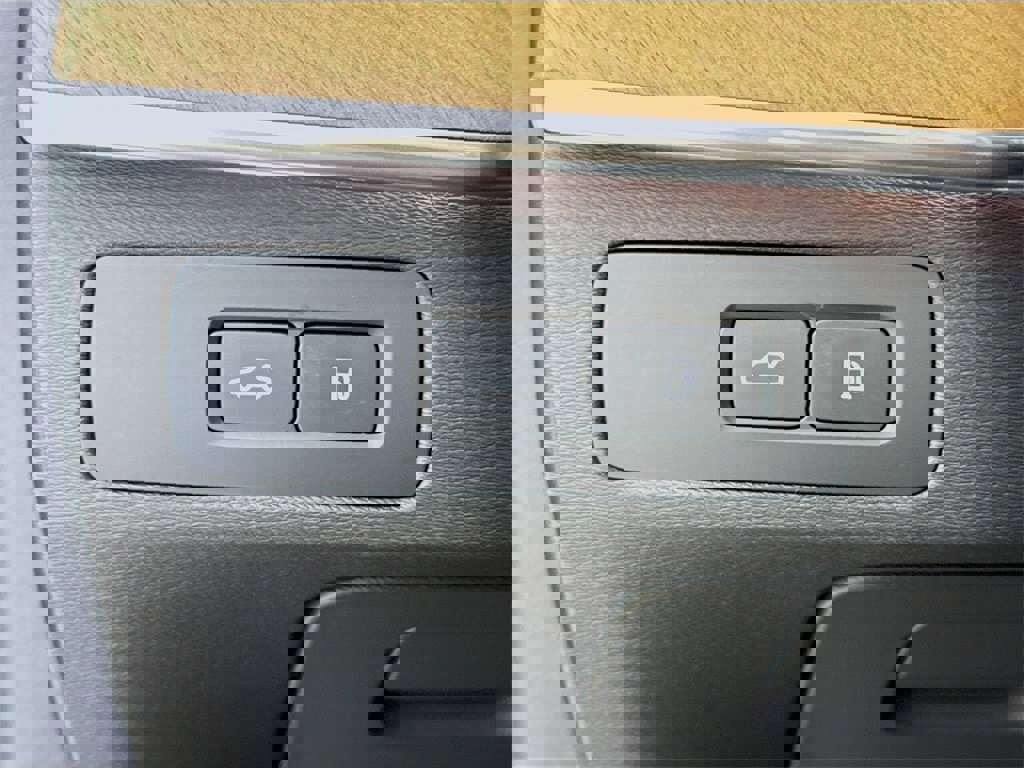 Certified 2024 Volvo XC90 T8 Plus image 10