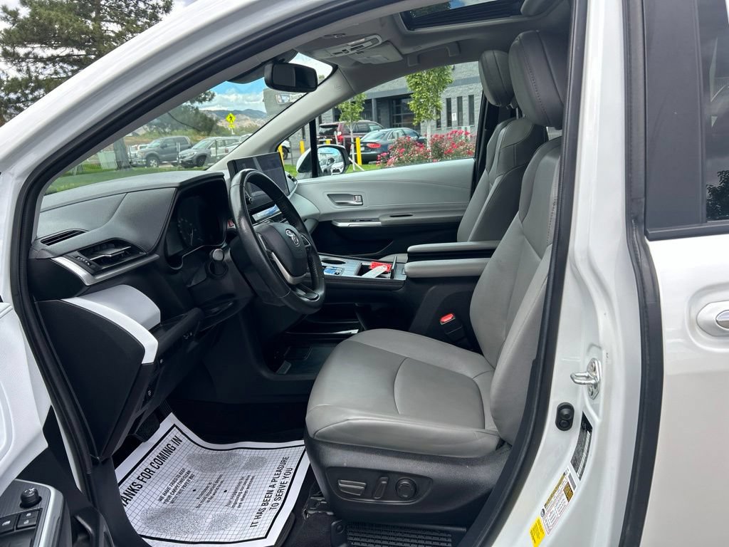 Used 2025 Toyota Sienna XLE AWD/4WD image 24