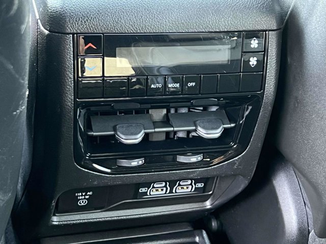 Used 2023 Jeep Grand Cherokee L Laredo image 11