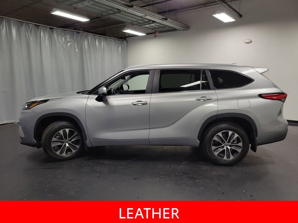 Used 2023 Toyota Highlander XLE AWD/4WD image 5