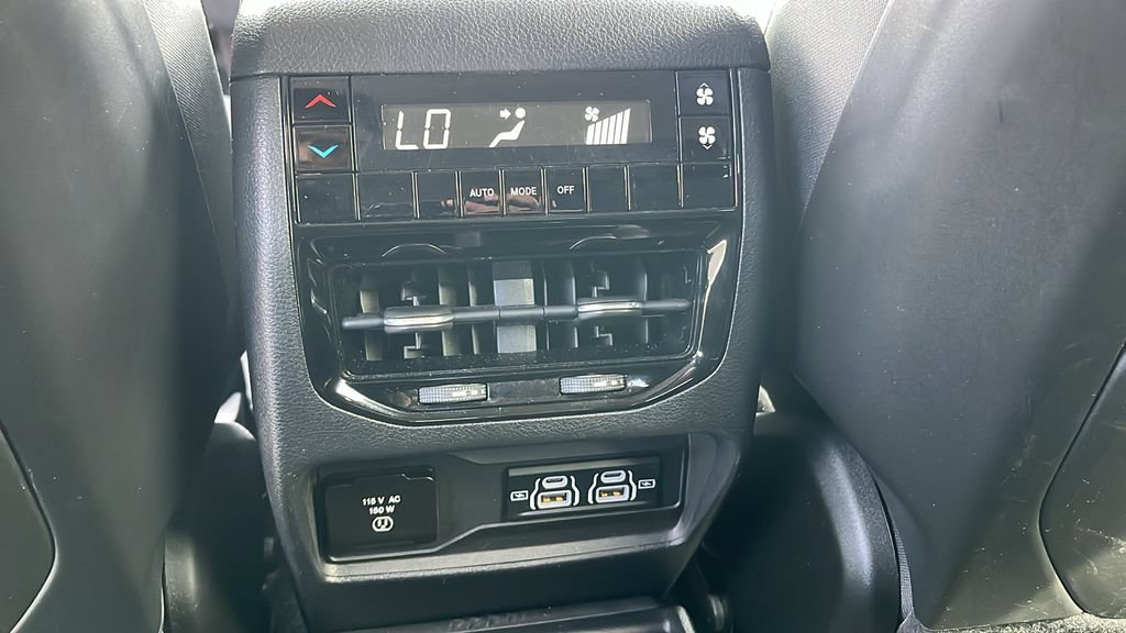 Used 2022 Jeep Grand Cherokee L Laredo w/ Luxury Tech Group I AWD/4WD image 23