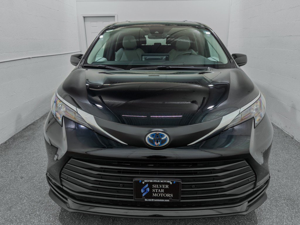 Used 2025 Toyota Sienna XLE AWD/4WD image 3