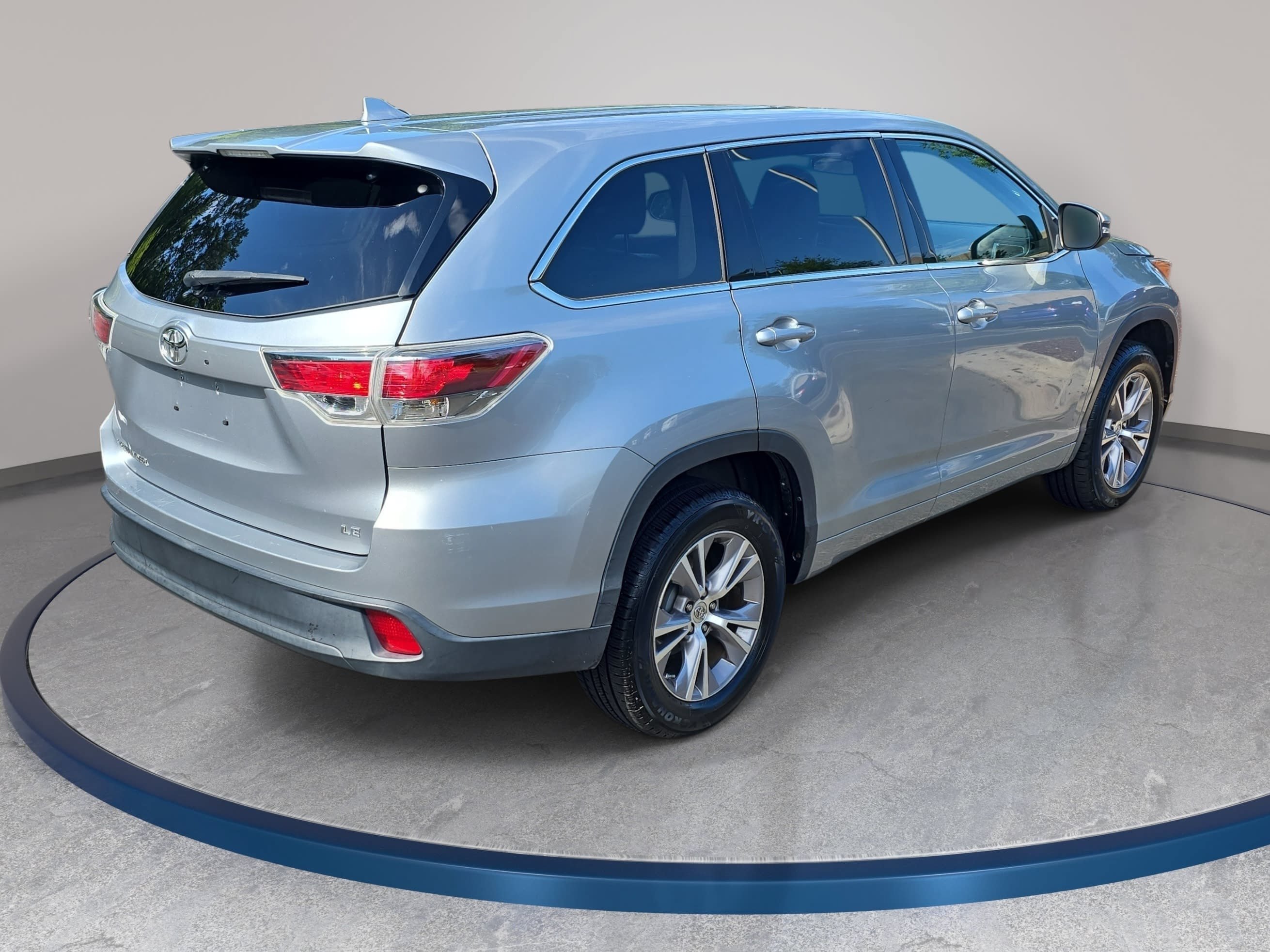 Used 2015 Toyota Highlander Plus FWD image 5
