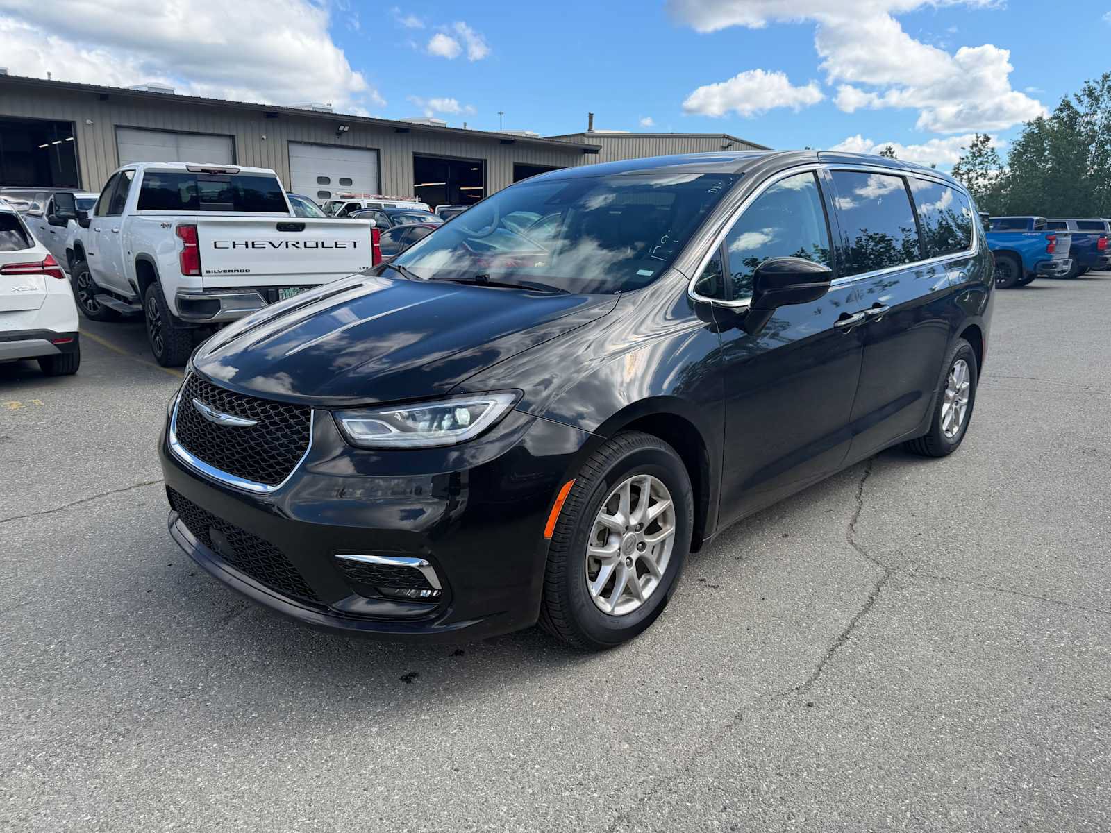 Used 2024 Chrysler Pacifica Touring-L FWD image 3