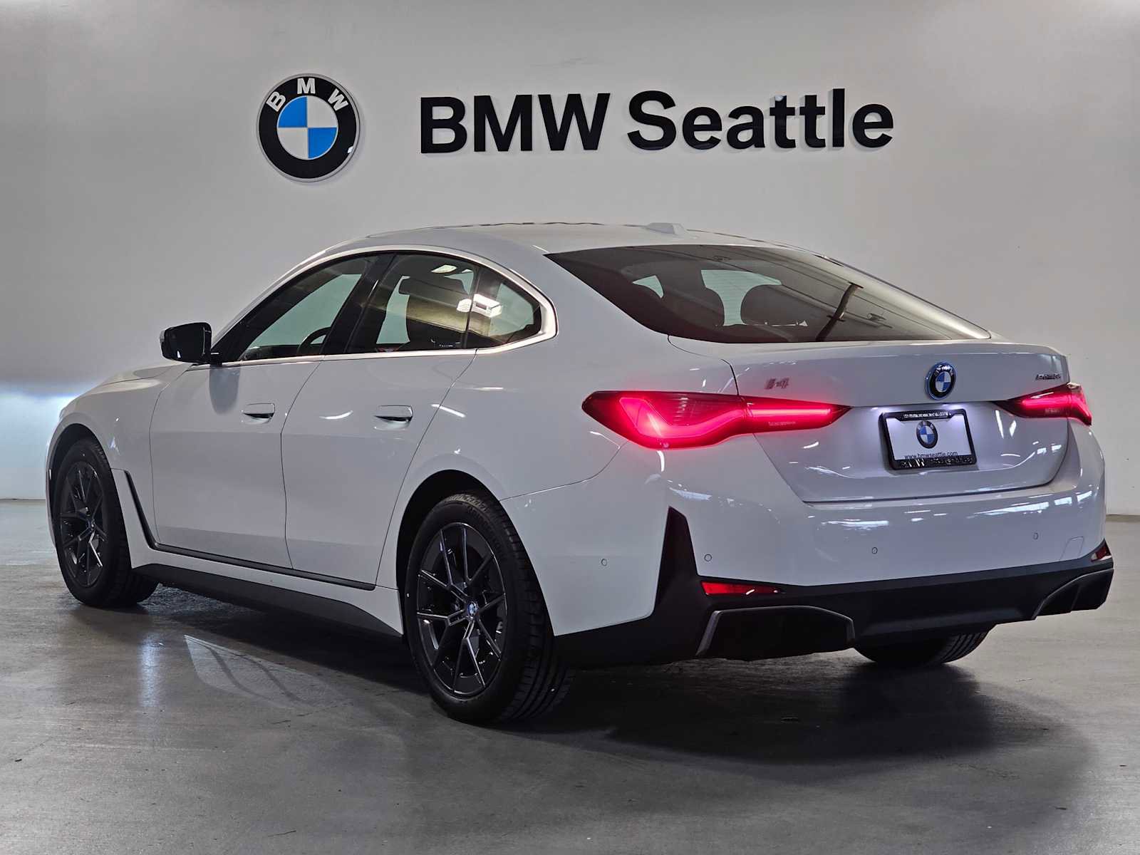 Used 2023 BMW i4 eDrive35 image 4