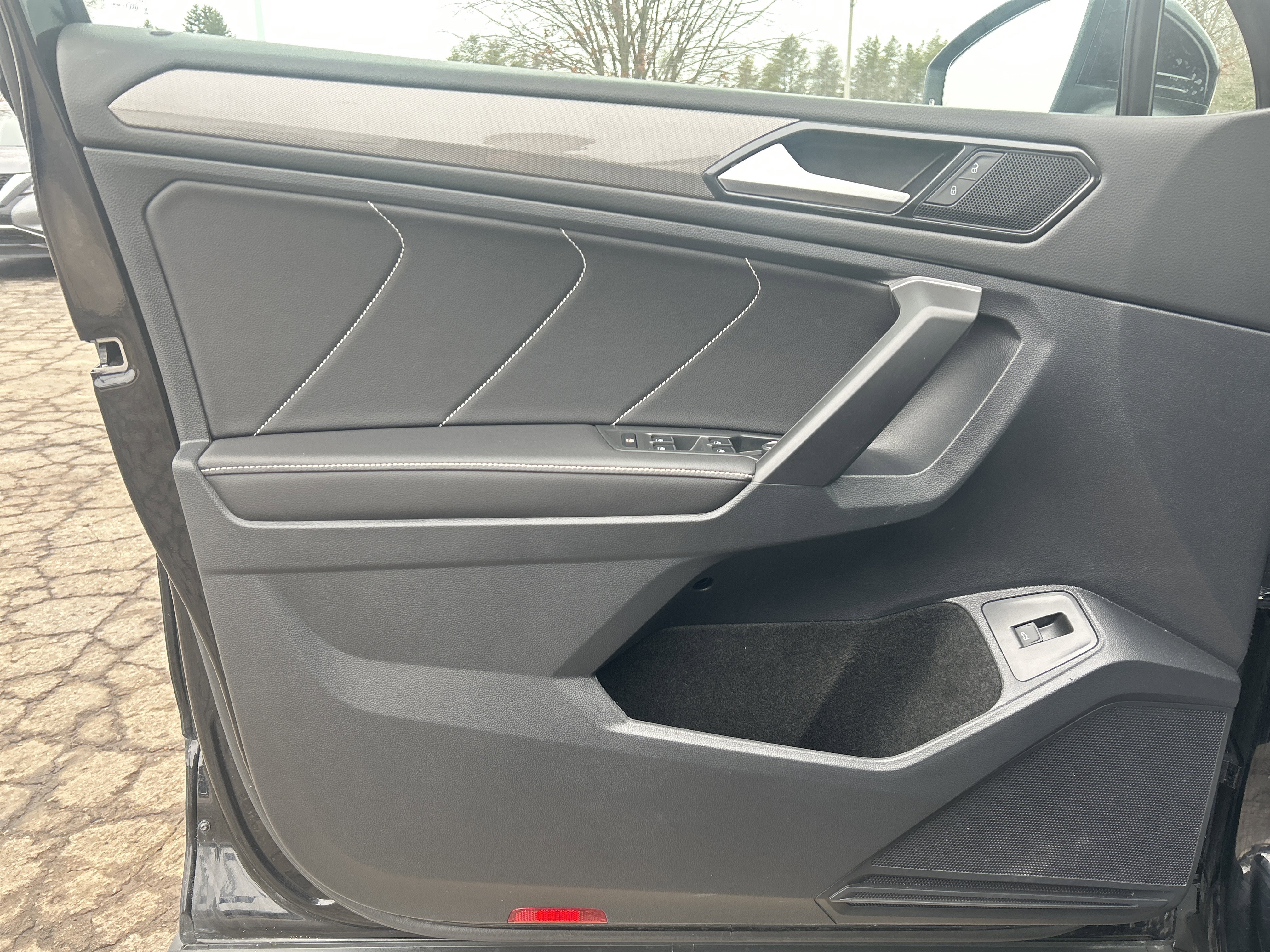 Used 2024 Volkswagen Tiguan SE image 12