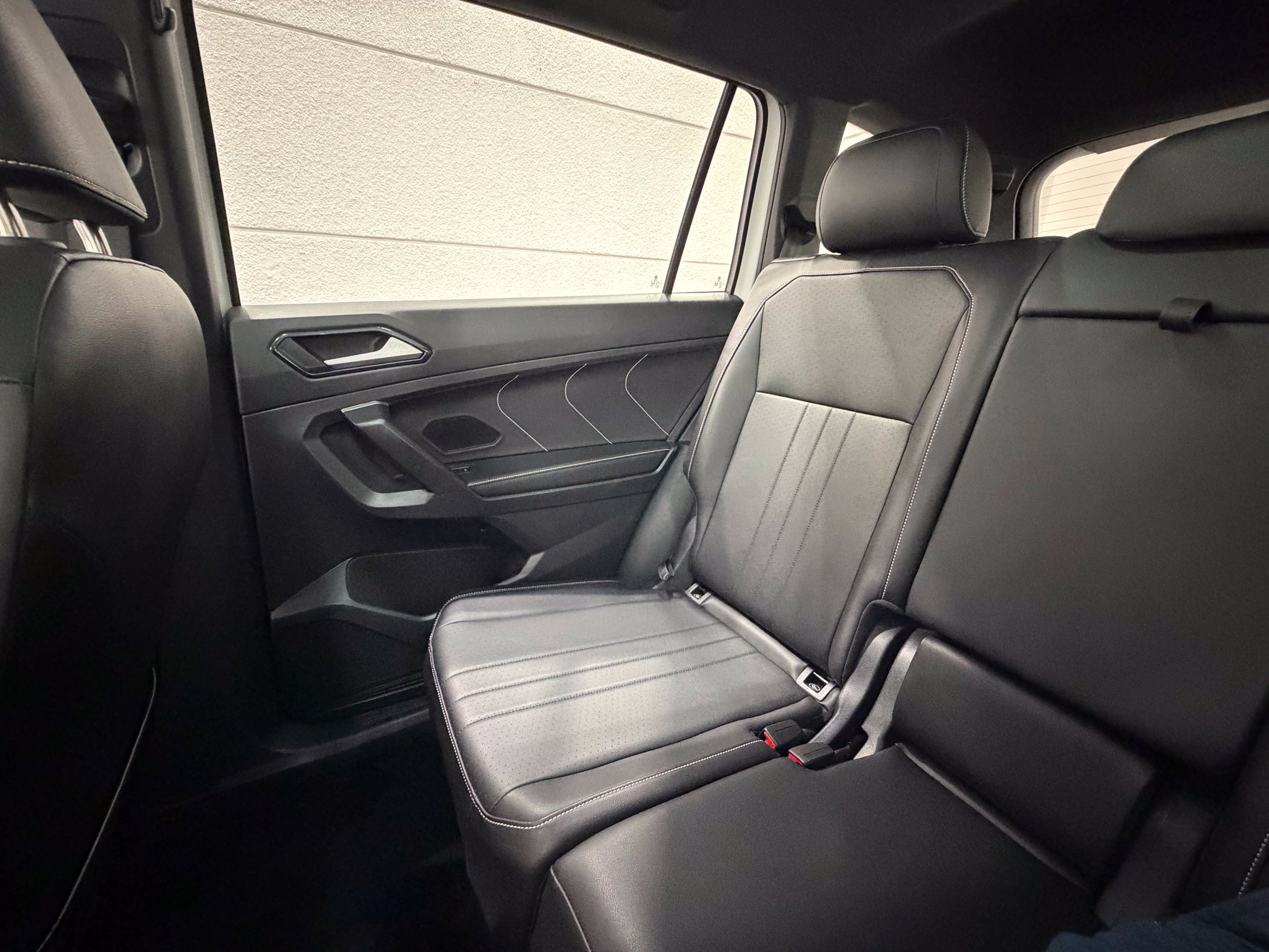 Certified 2023 Volkswagen Tiguan SE R-Line FWD image 34