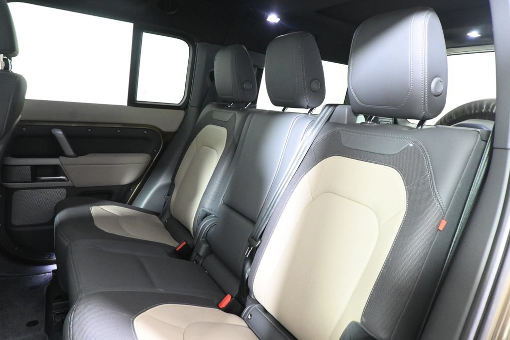 Used 2023 Land Rover Defender 130 X-Dynamic SE AWD/4WD image 4