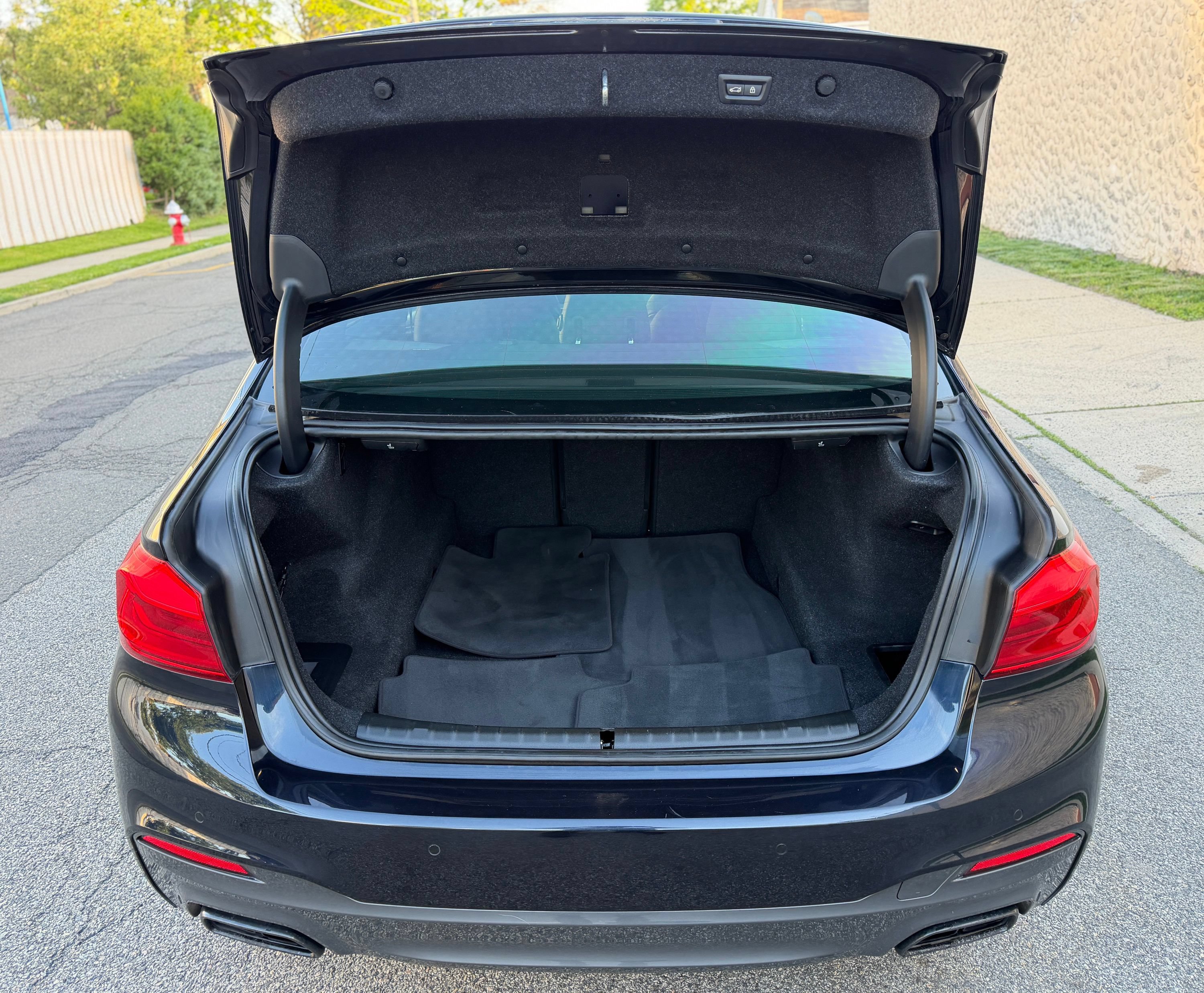 Used 2019 BMW M550i xDrive AWD/4WD image 9